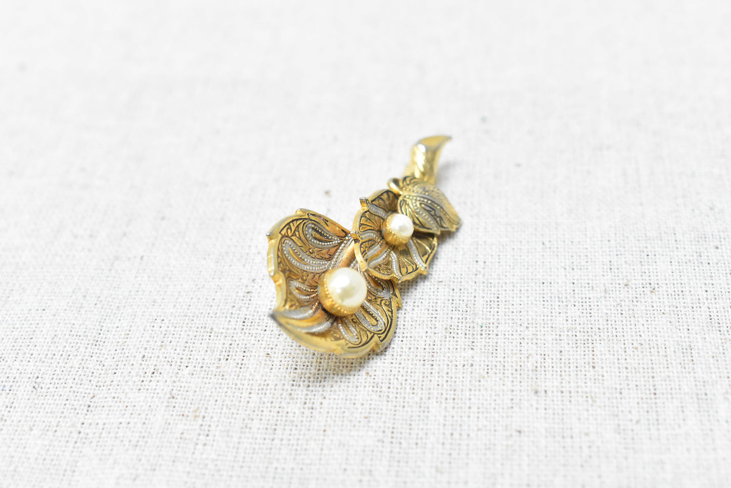 Vintage leaves brooch