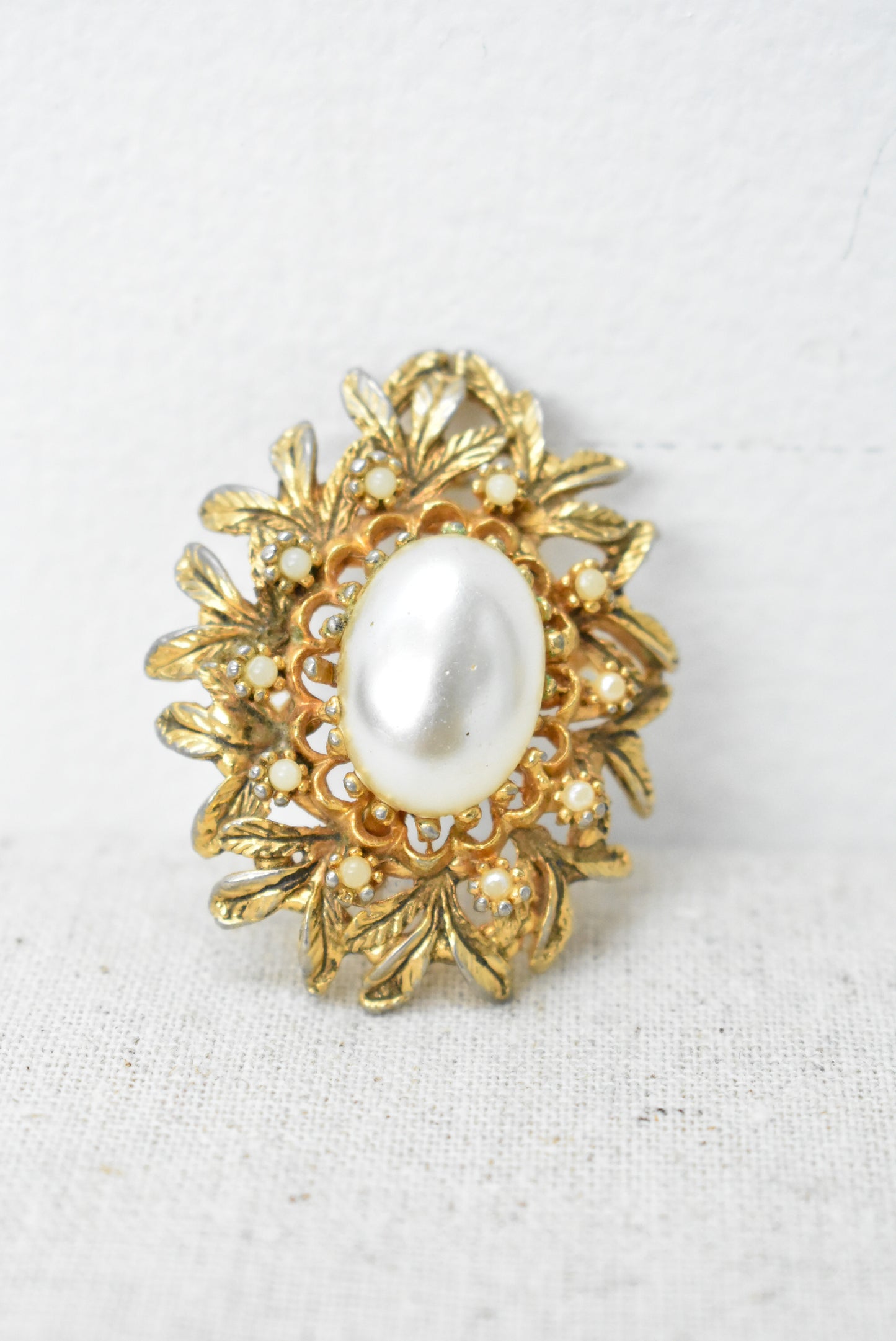Retro costume brooch with 'pearl'