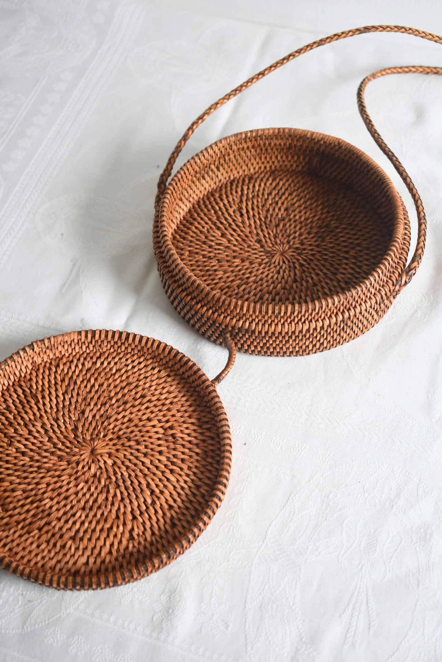 Round rattan mini bag