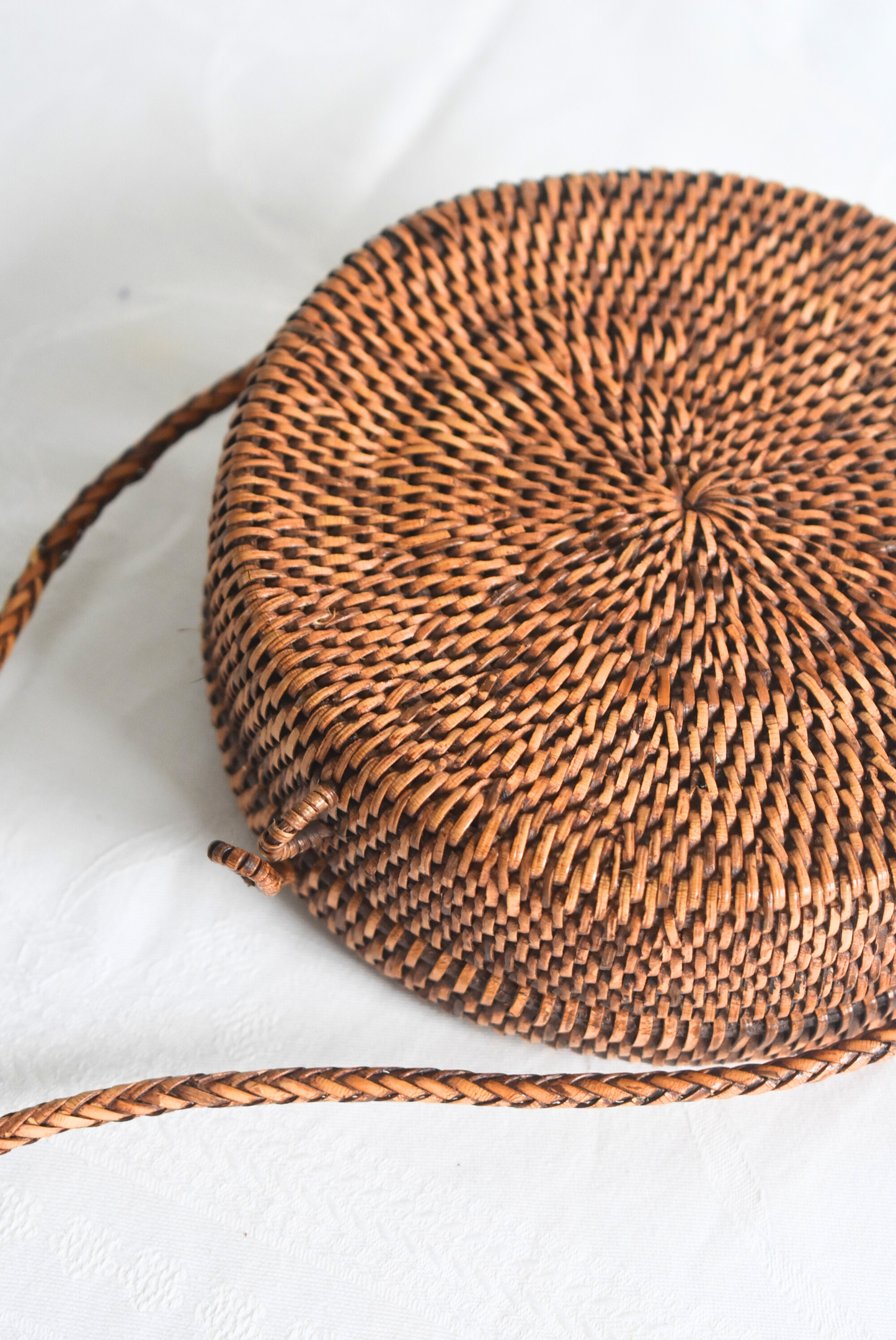 Round rattan mini bag