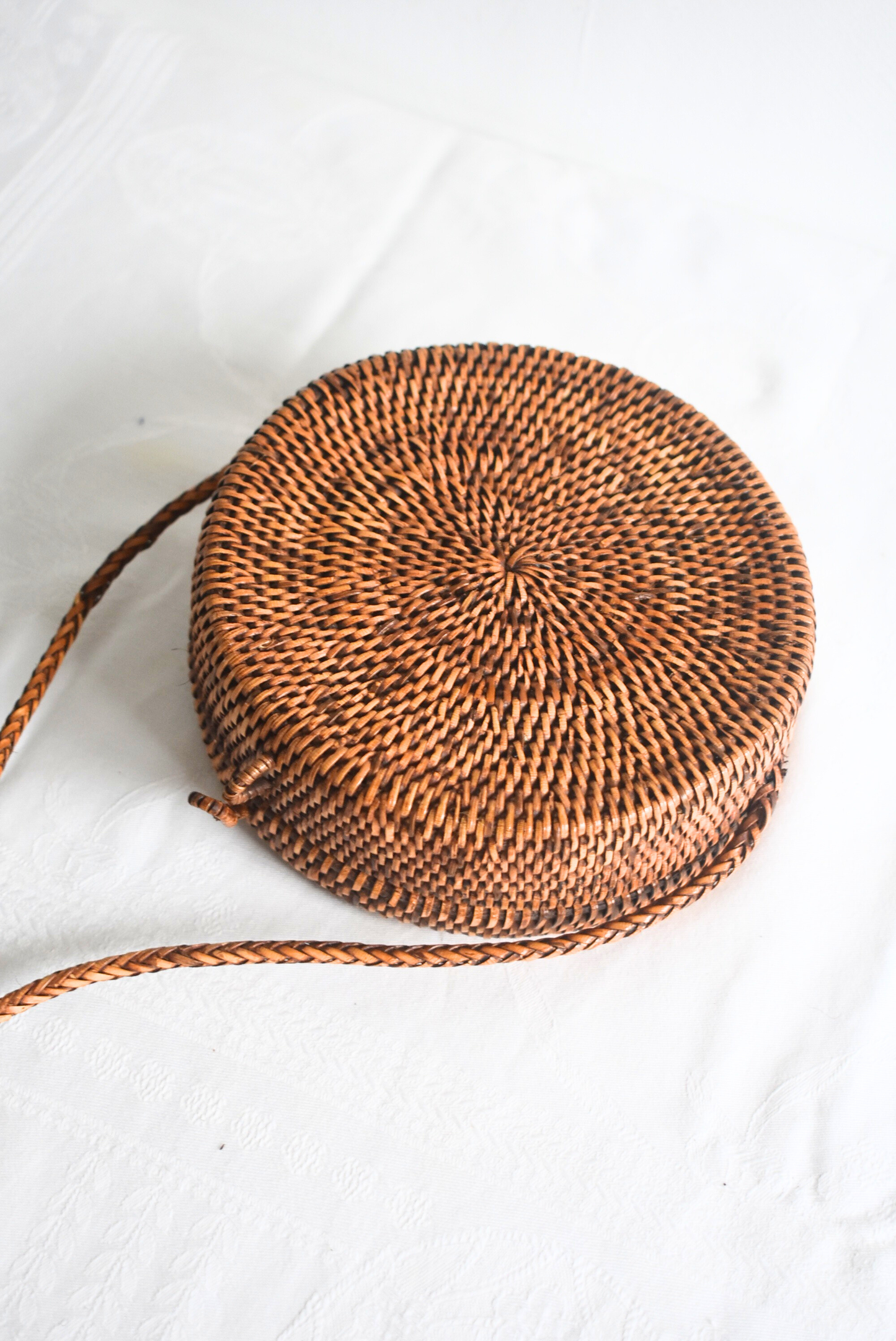 Round rattan mini bag