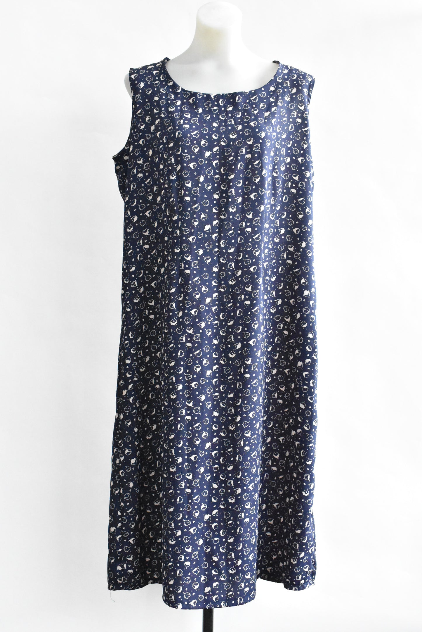 Sleeveless navy blue dress with flowers, L