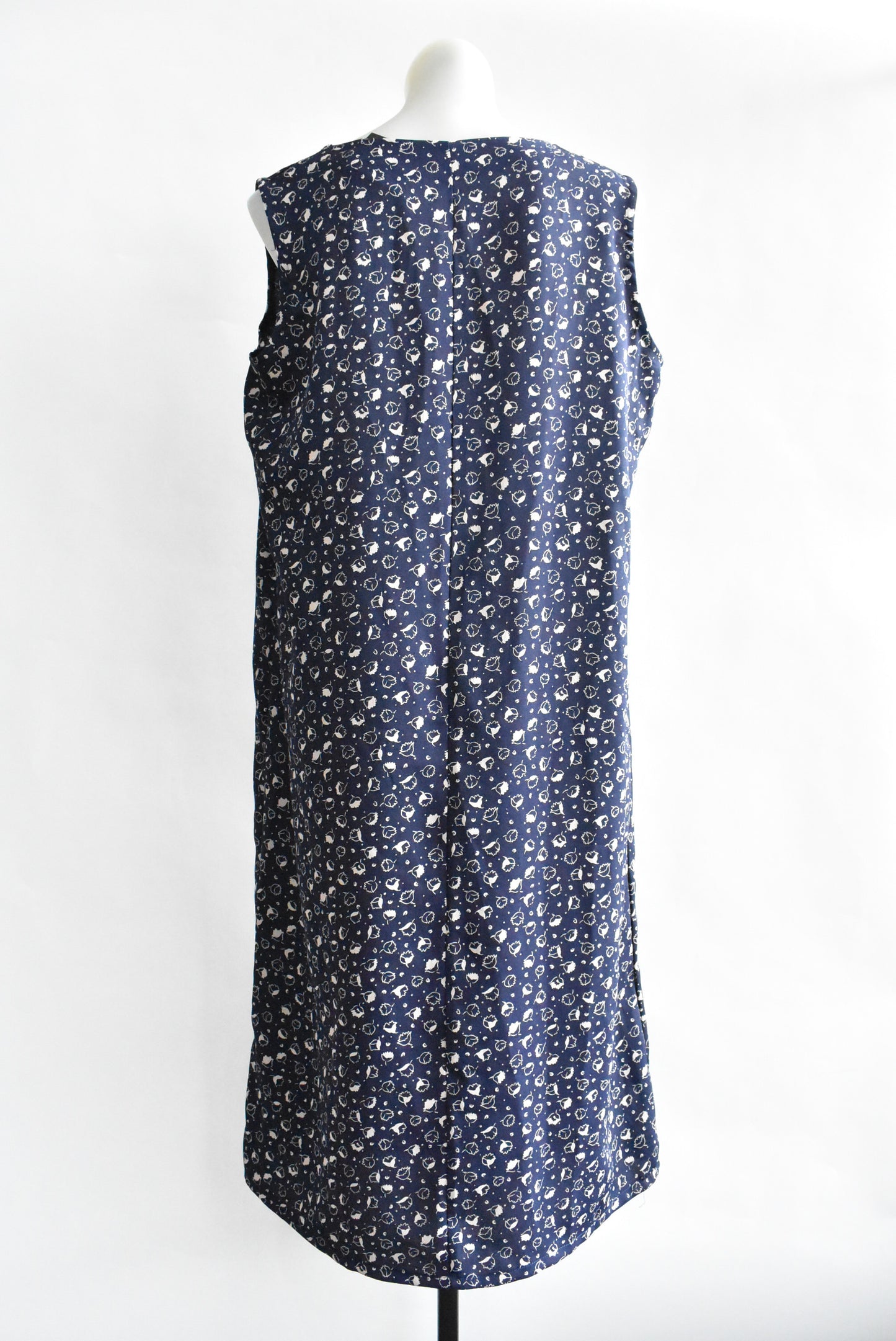 Sleeveless navy blue dress with flowers, L