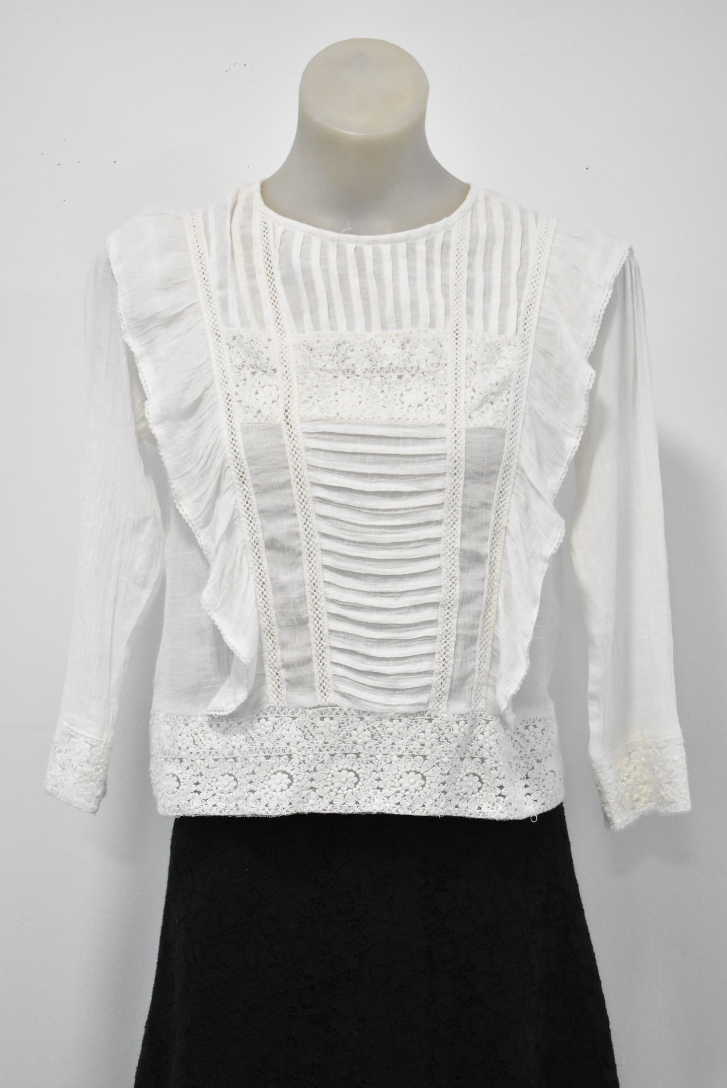 Forever 21 lace detail top, S