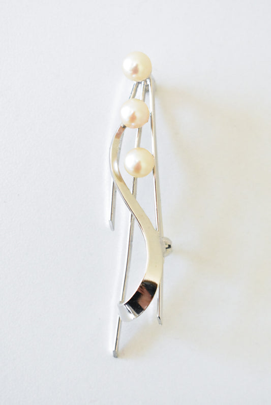 Silver brooch with pearls