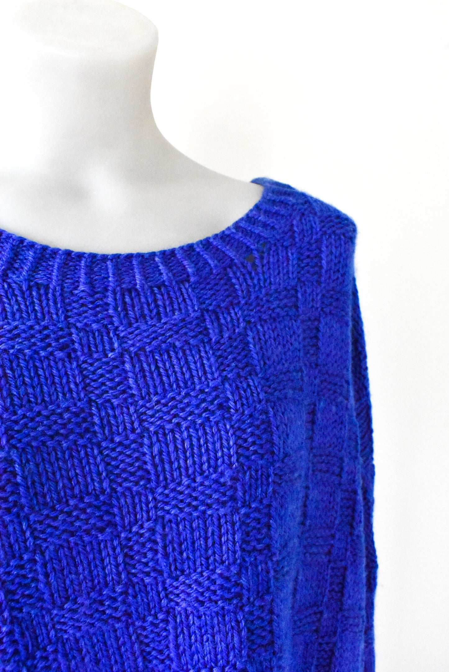 Big beautiful royal blue knit jersey, size XL