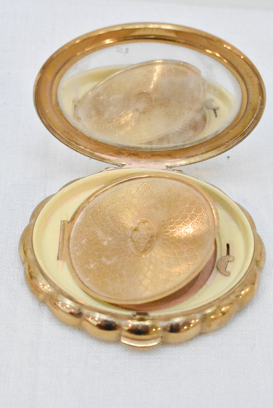 Kigu vintage clamshell powder compact