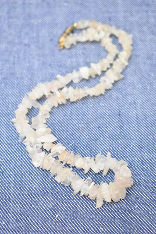 Quartz chips bead necklace