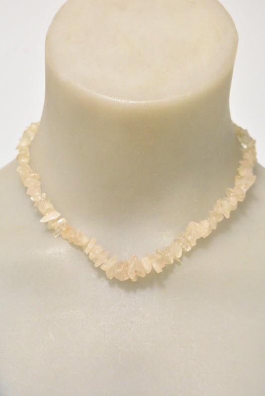 Quartz chips bead necklace