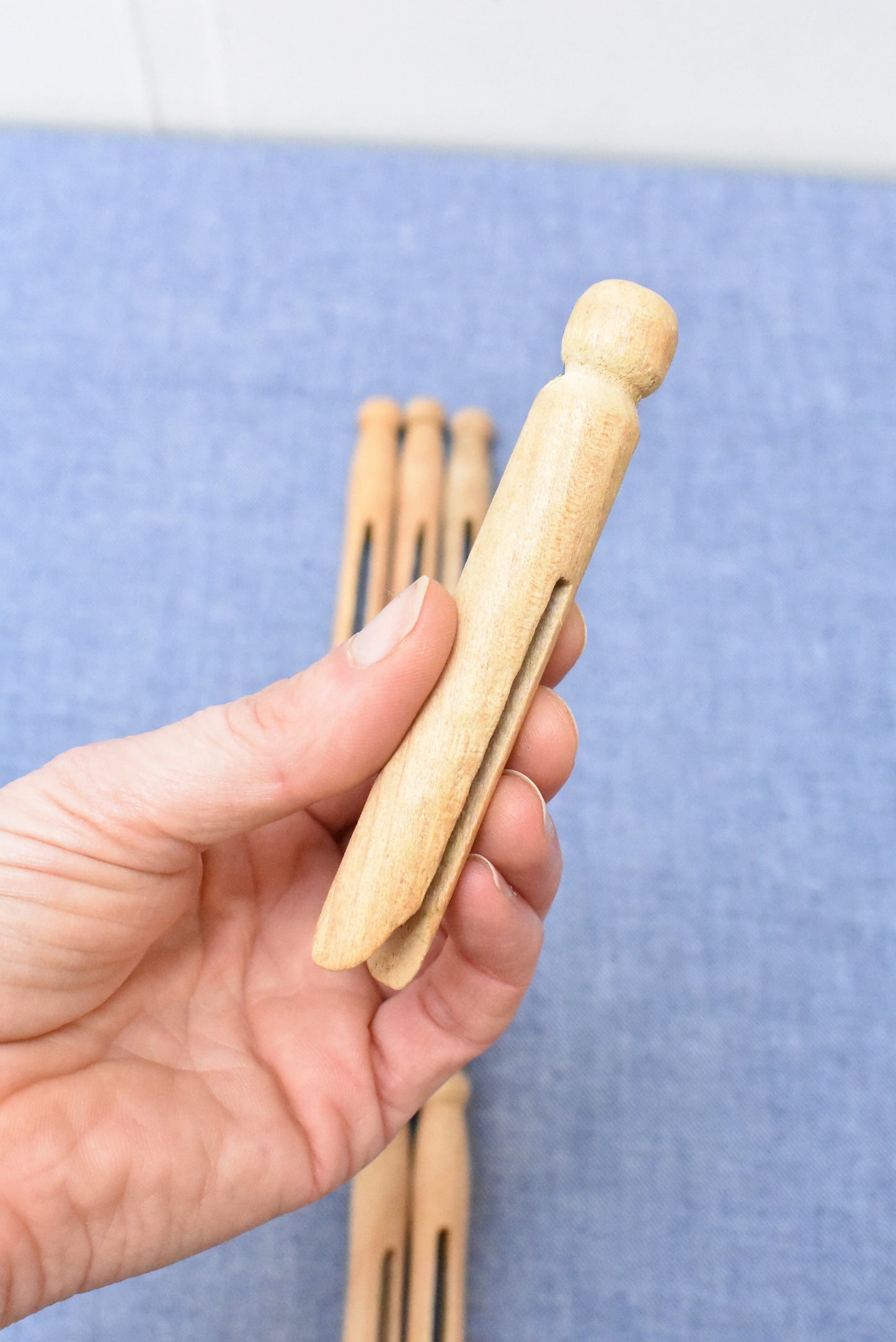 9 wooden clothes pegs