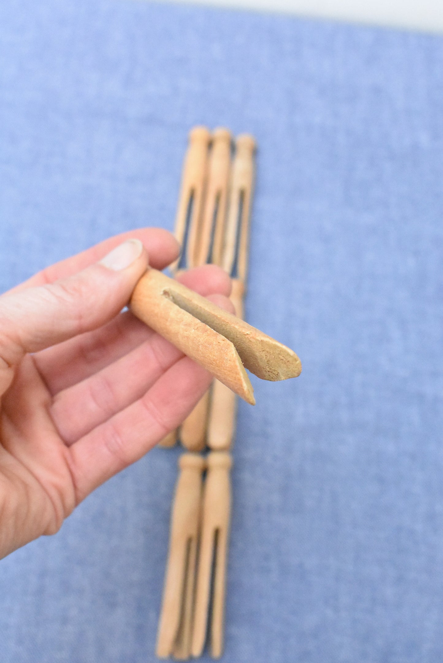 9 wooden clothes pegs