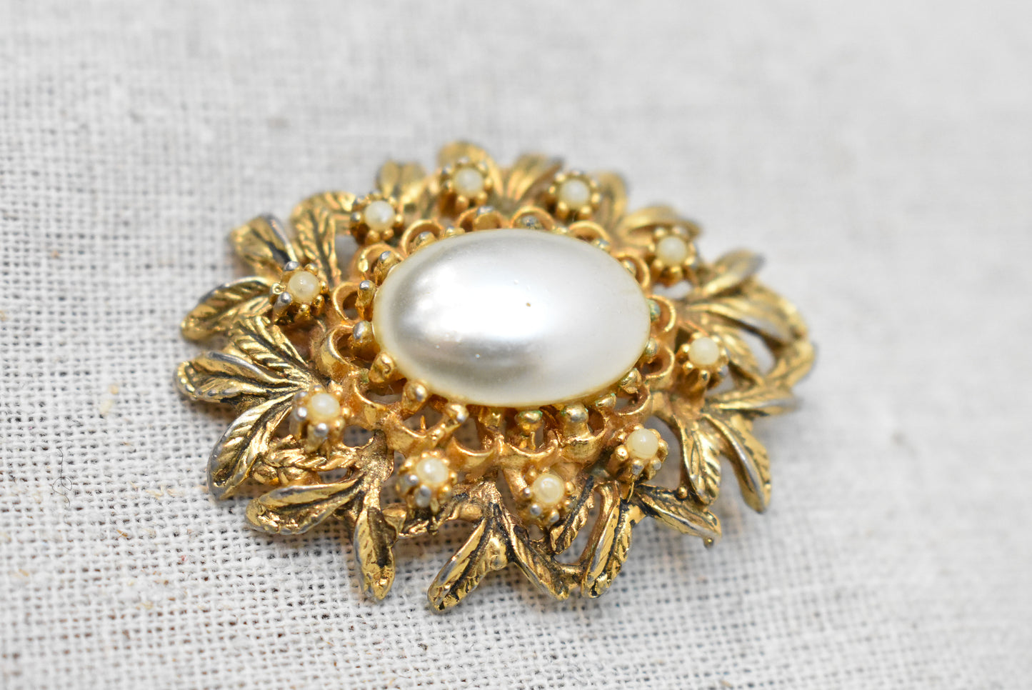 Retro costume brooch with 'pearl'