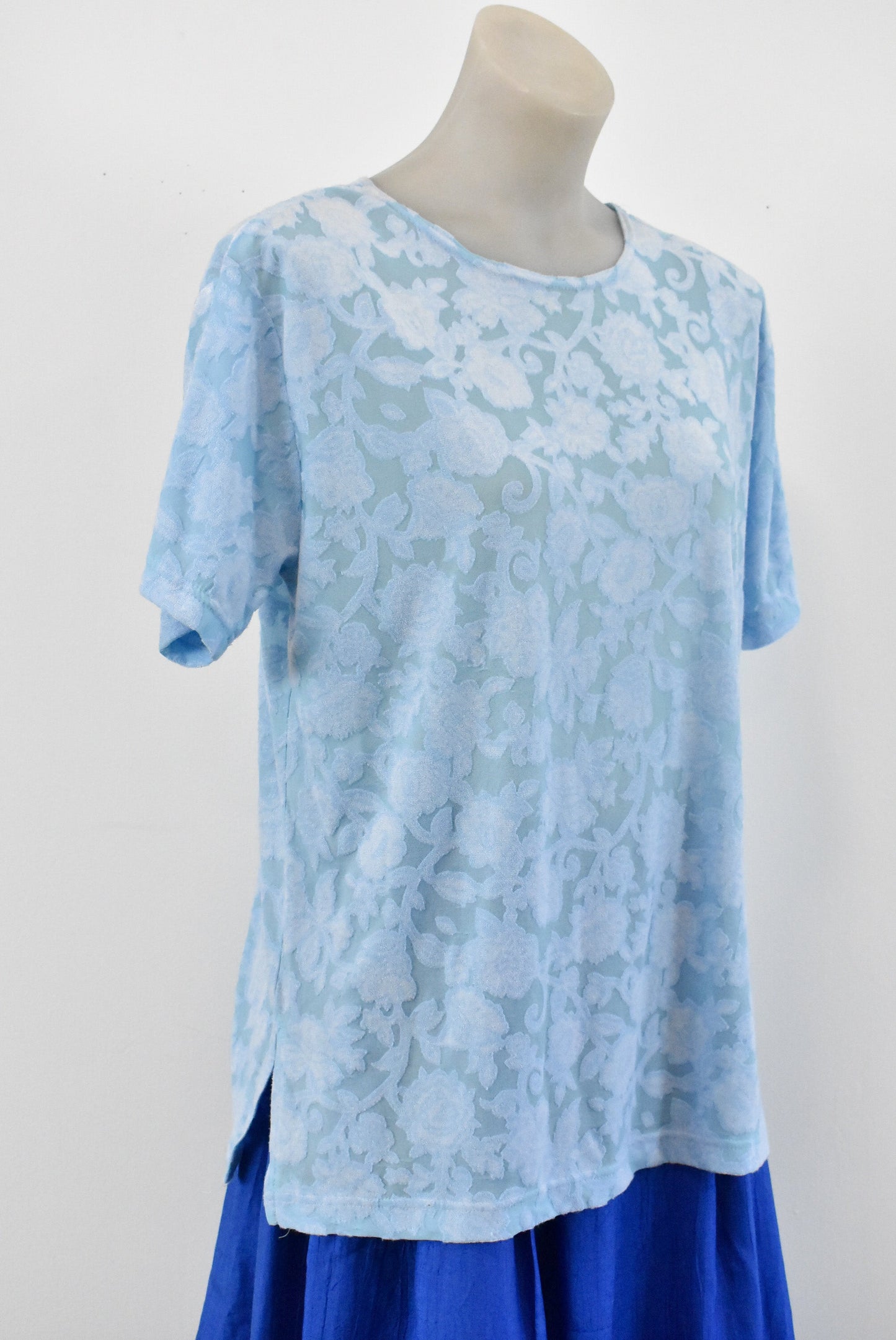 Whot's Hot! baby blue floral top, size L