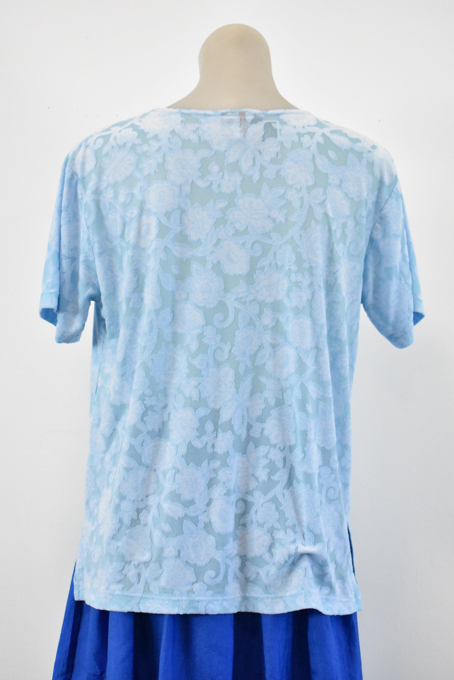 Whot's Hot! baby blue floral top, size L