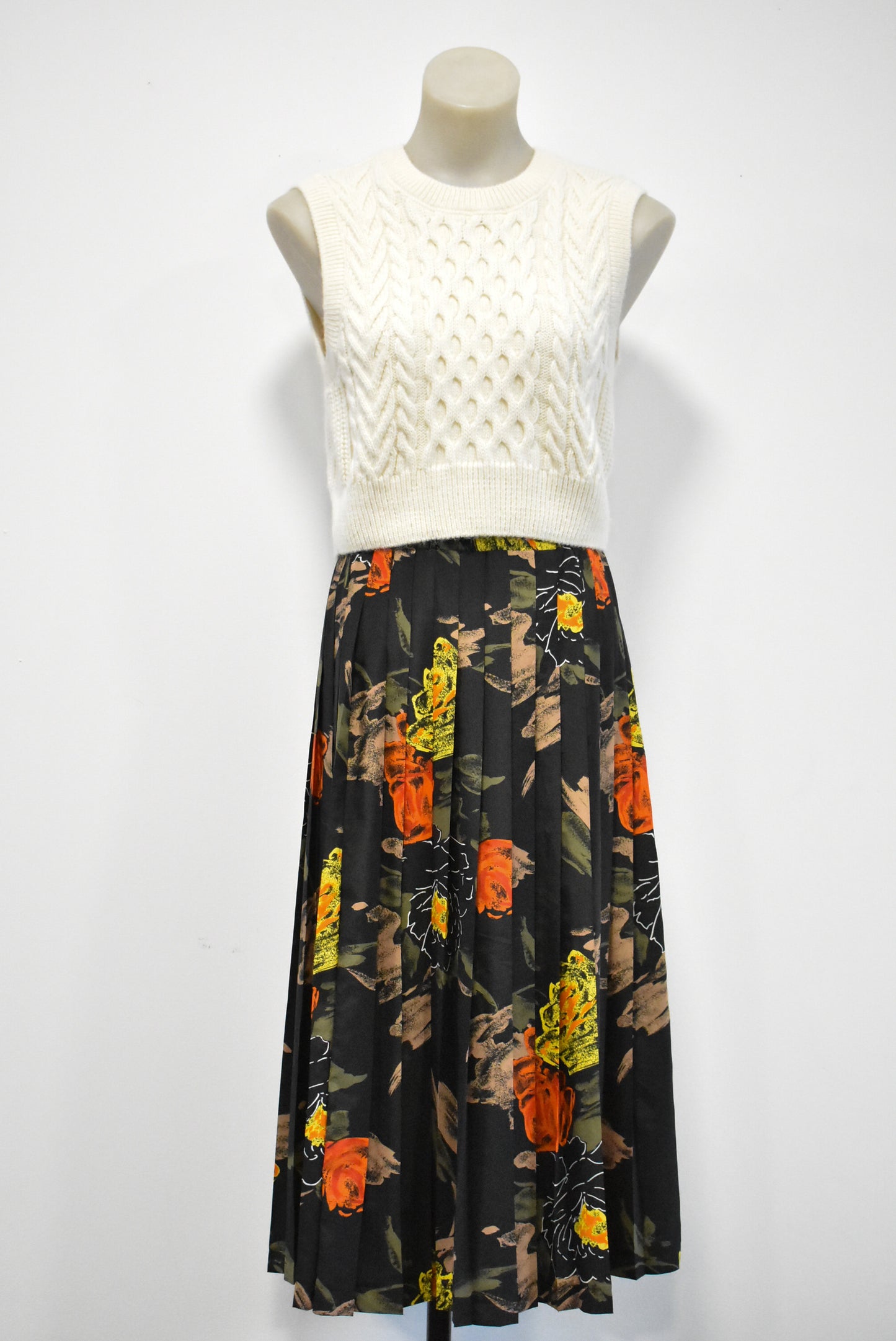 Liz Davenport, retro pleated skirt 16