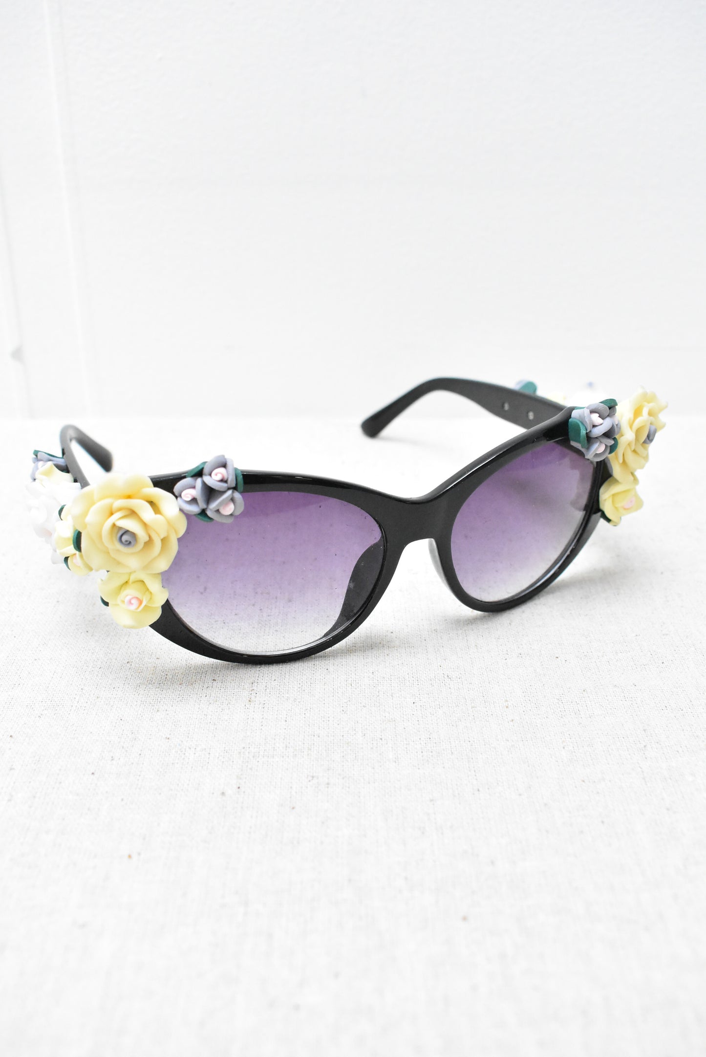 Funky black sunglasses with 3d flowers