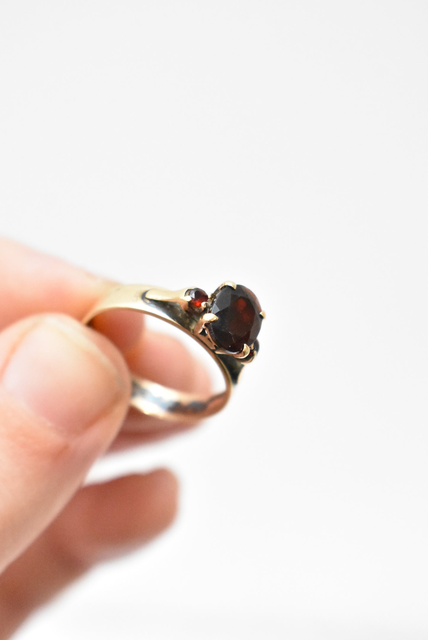 Siffari 9ct gold and garnet ring