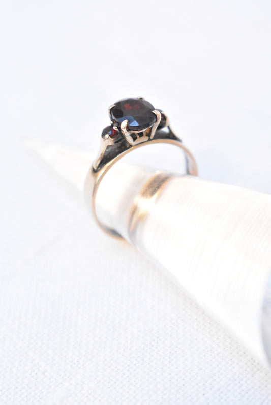 Siffari 9ct gold and garnet ring