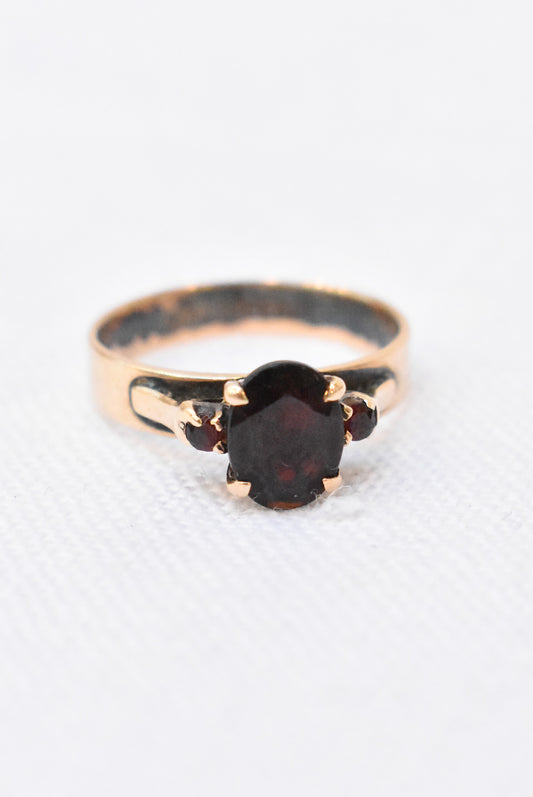 Siffari 9ct gold and garnet ring