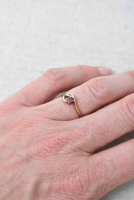 Pink ruby and 375 gold ring