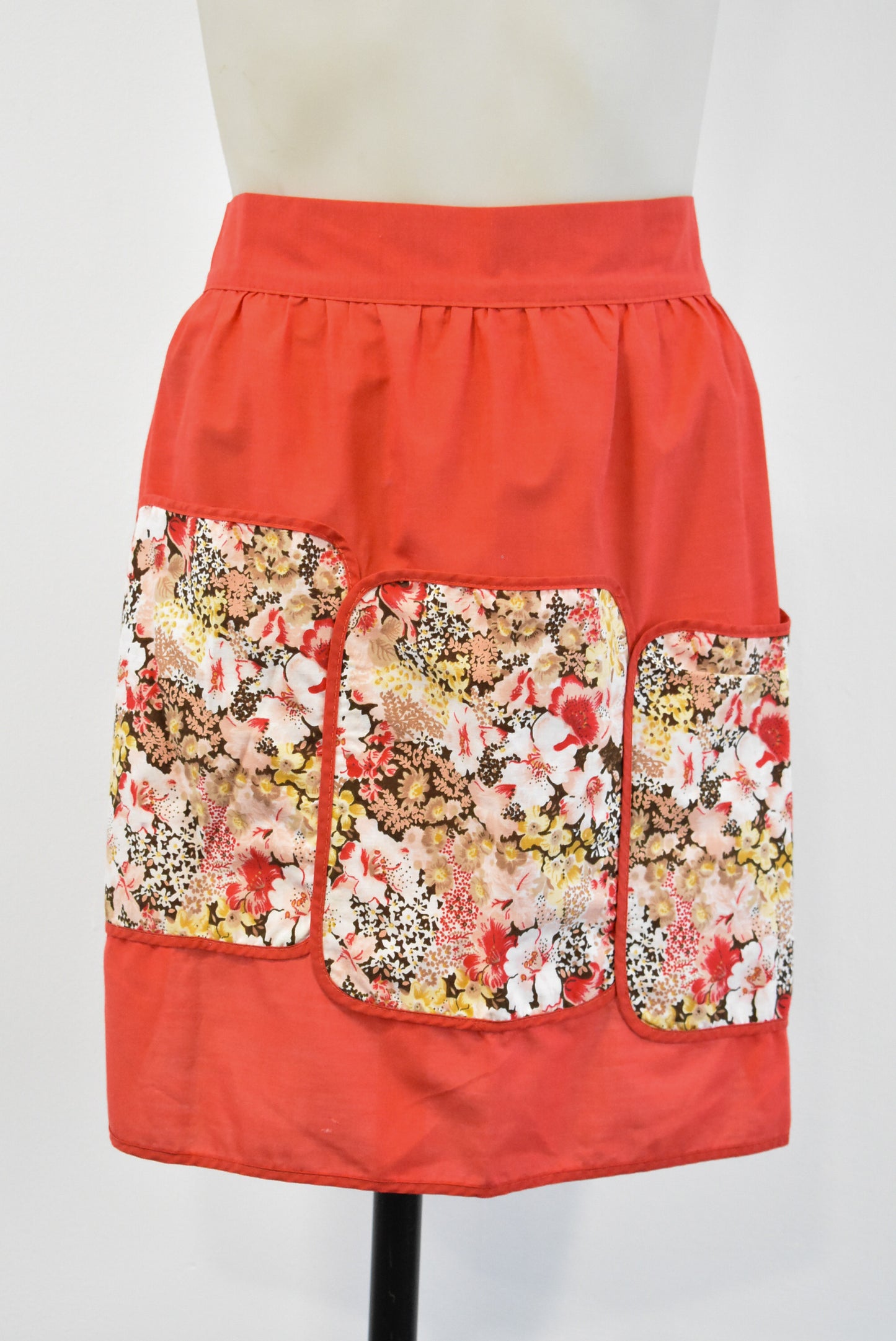 Red waist apron with floral pockets