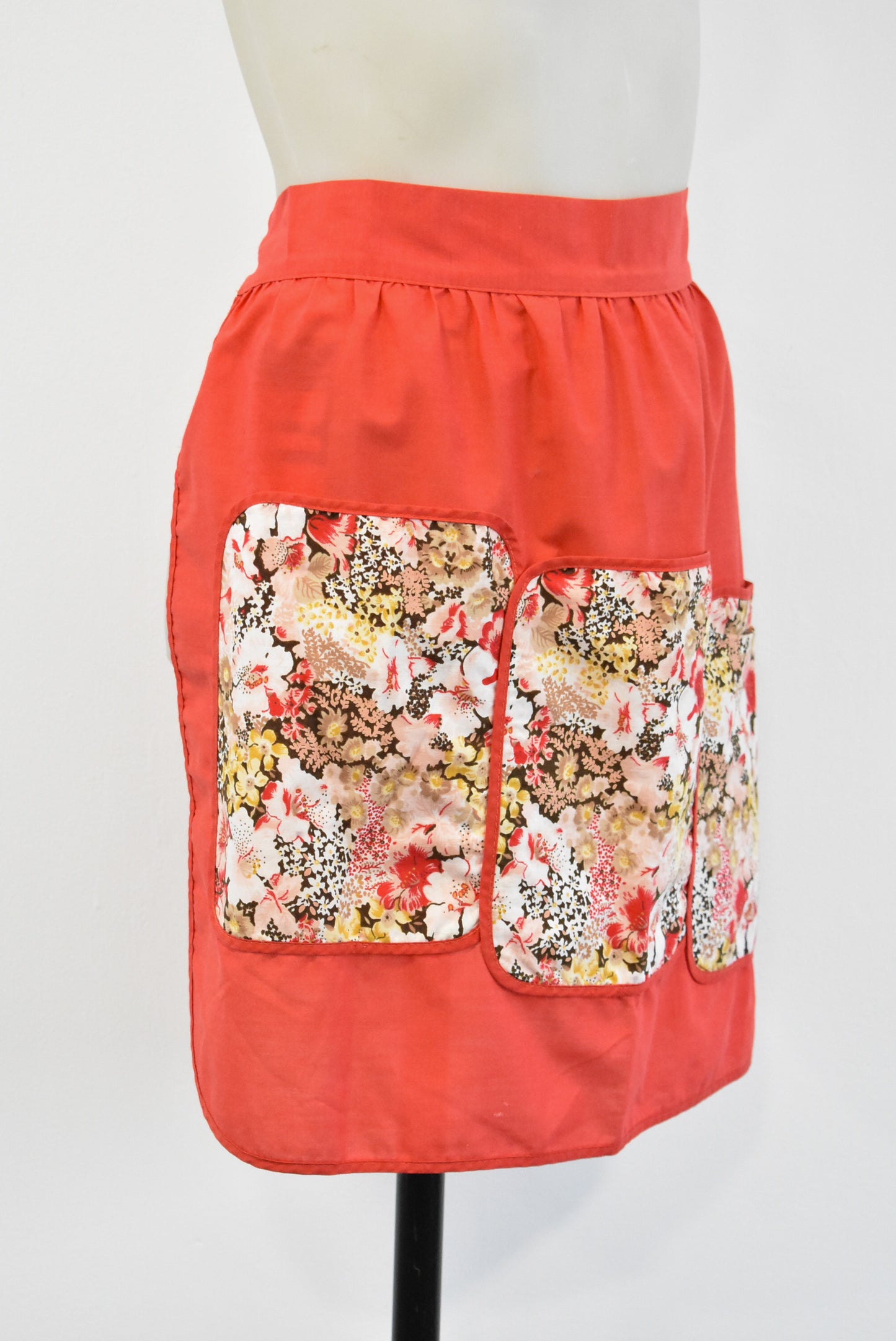 Red waist apron with floral pockets