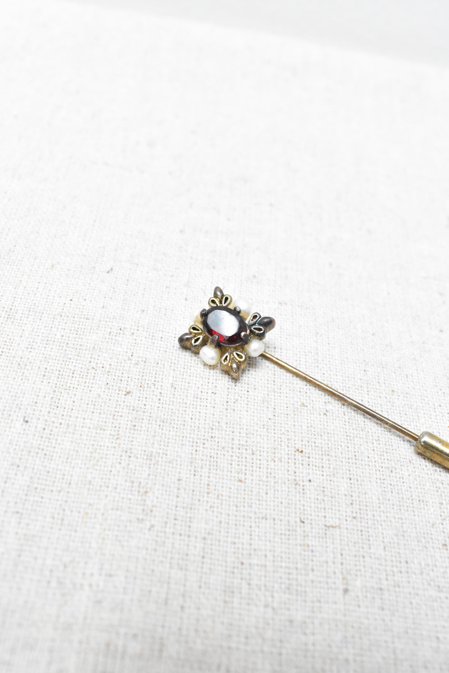 Vintage rhodolite garnet & pearl pin