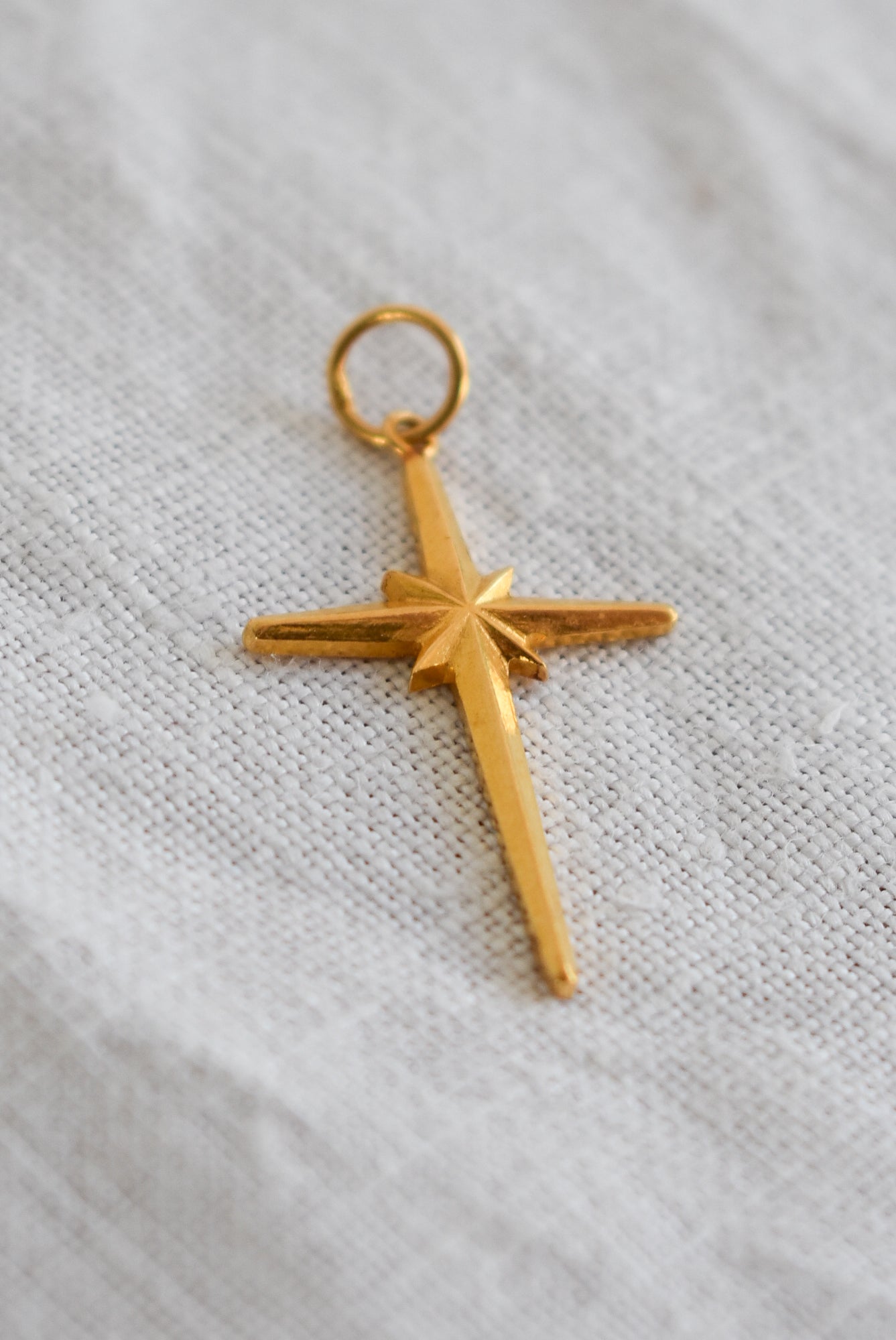 18ct gold cross pendant