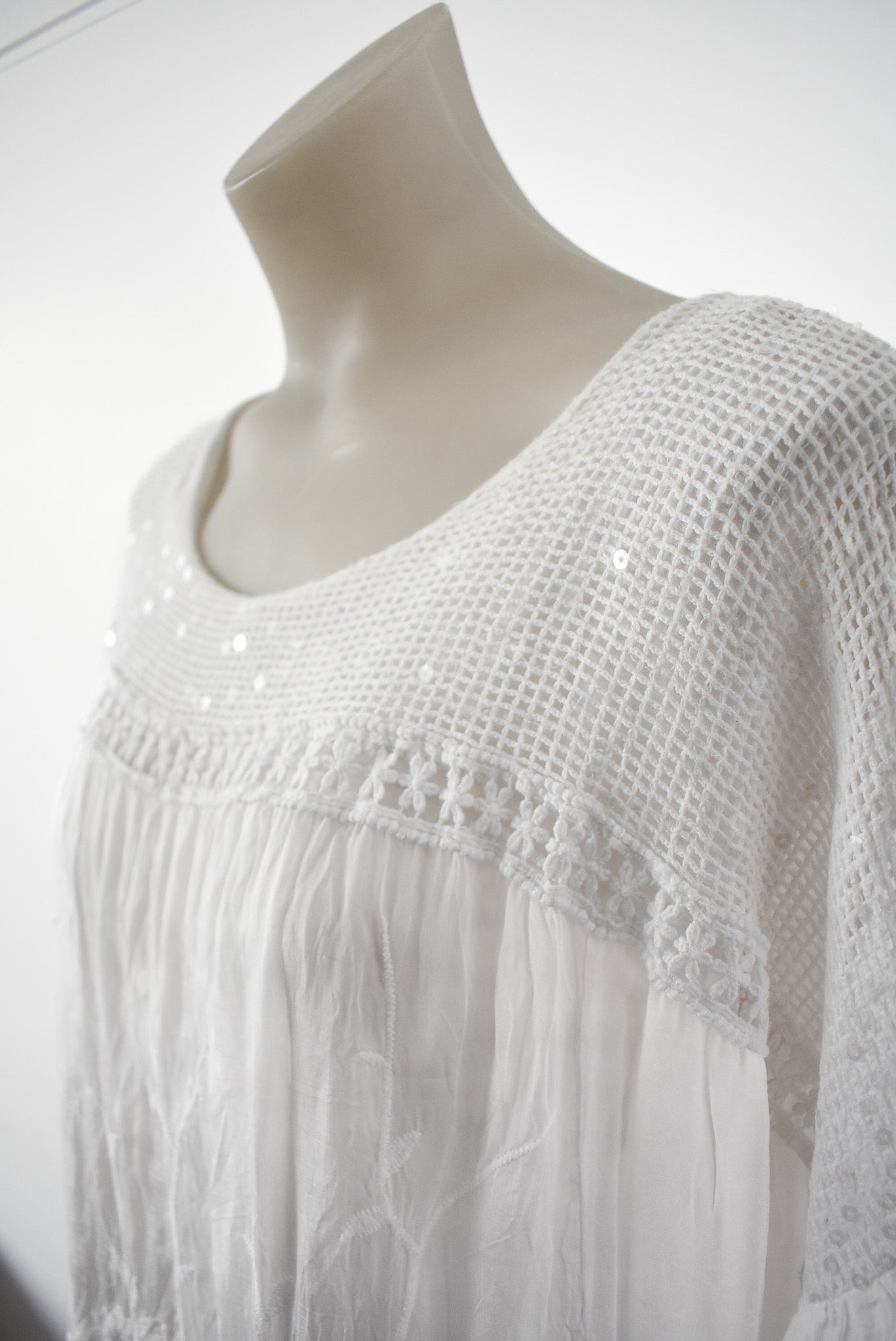 Italian Affair gorgeous sequin embroidered flowy blouse, L