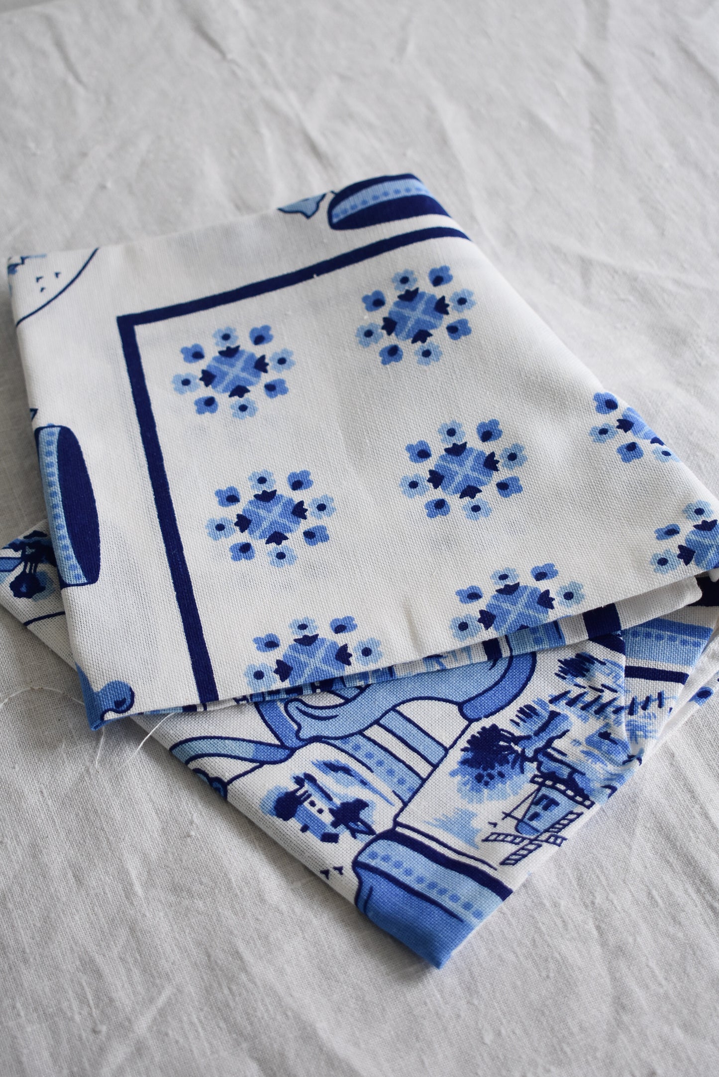 Gorgeous 100% cotton vintage tablecloth