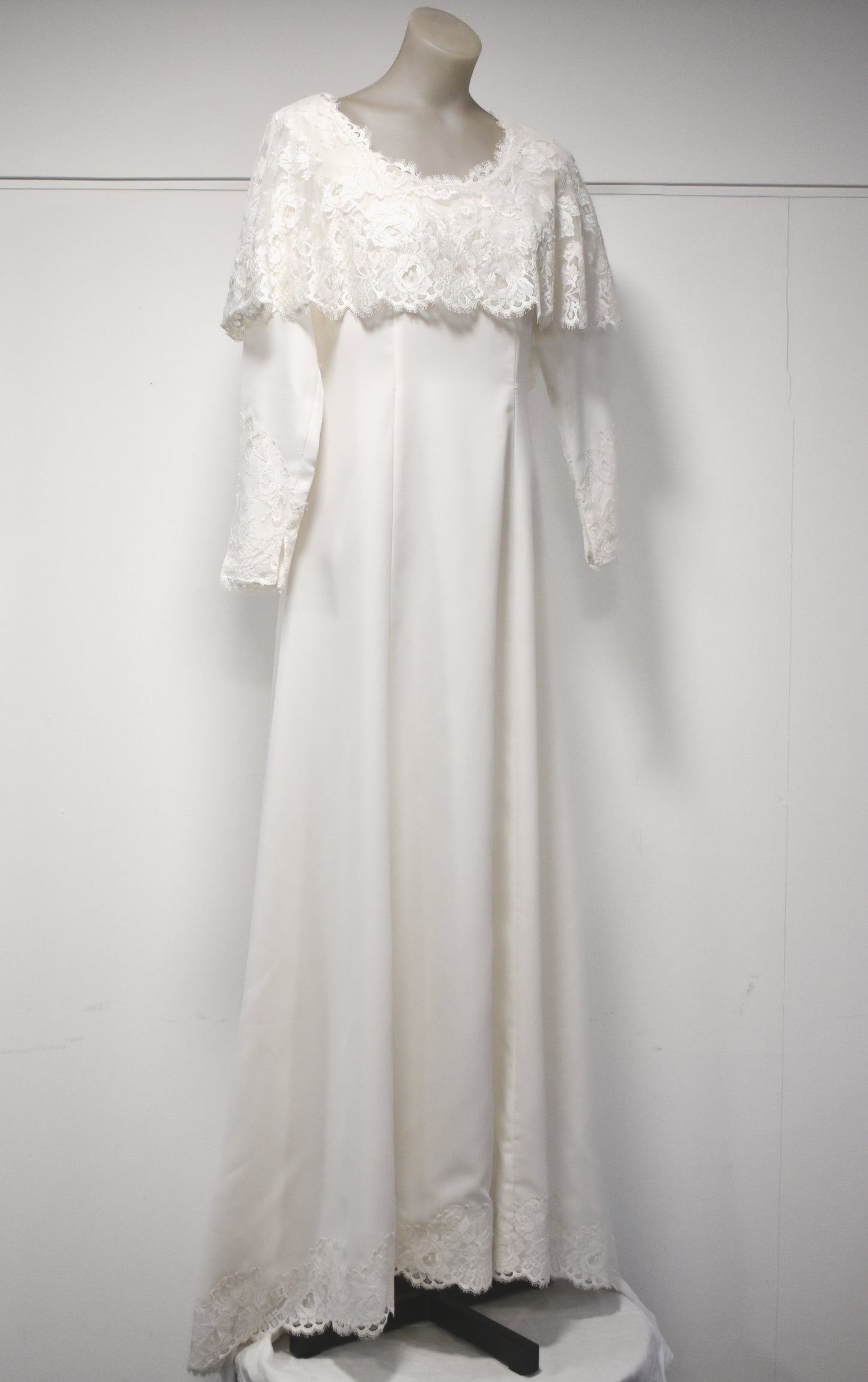 Dundee fashions vintage wedding dress