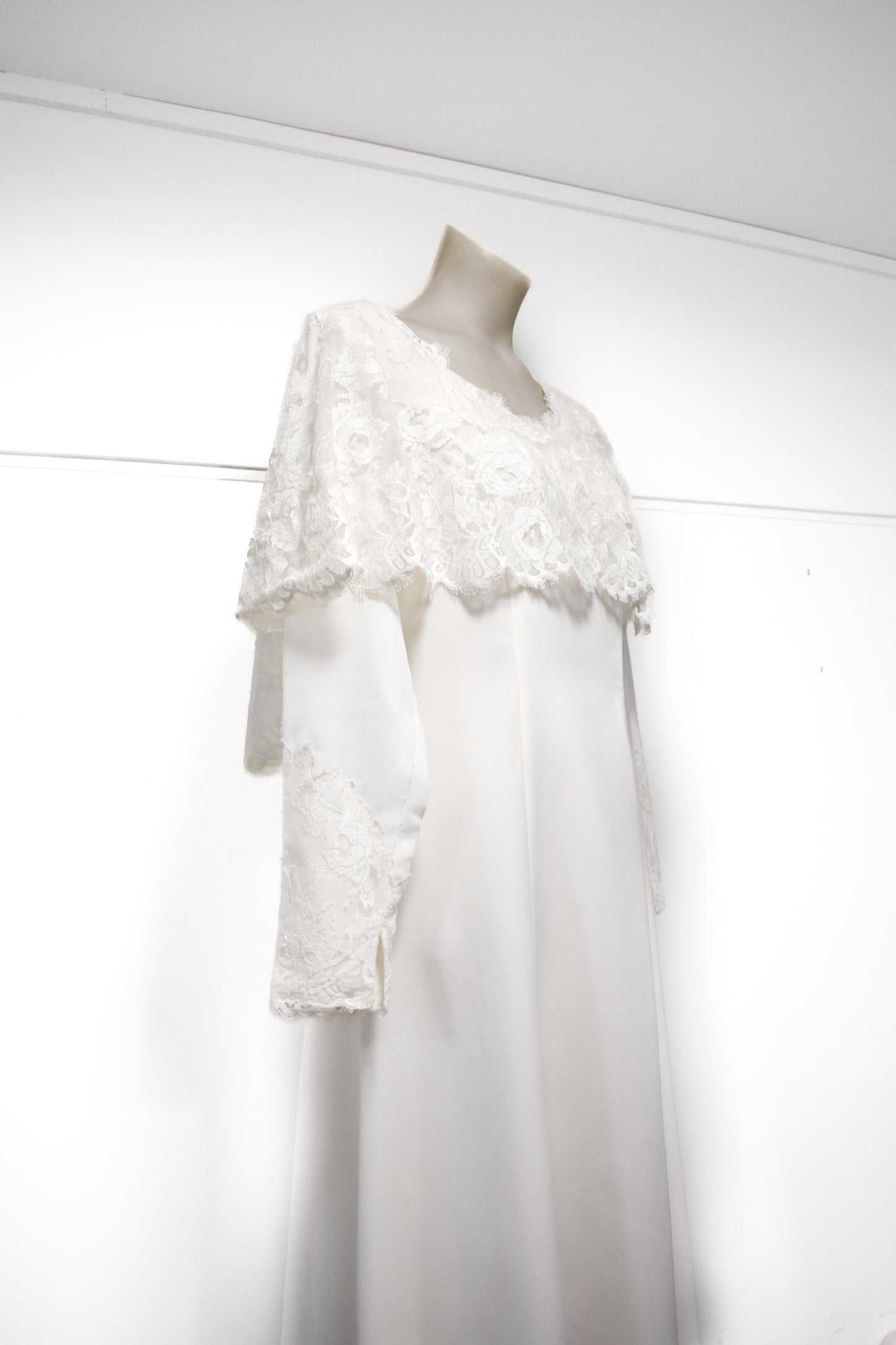 Dundee fashions vintage wedding dress