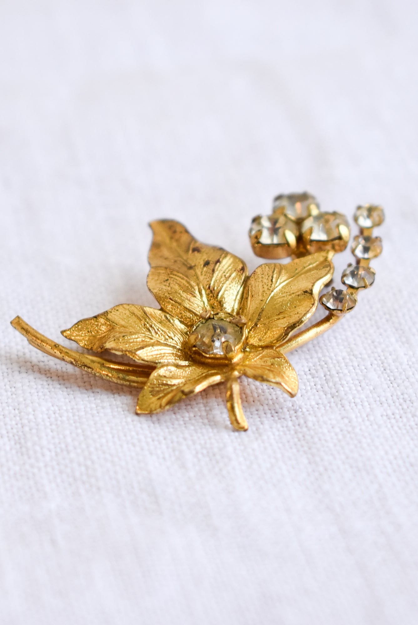 Maple leaf gold coloured broach