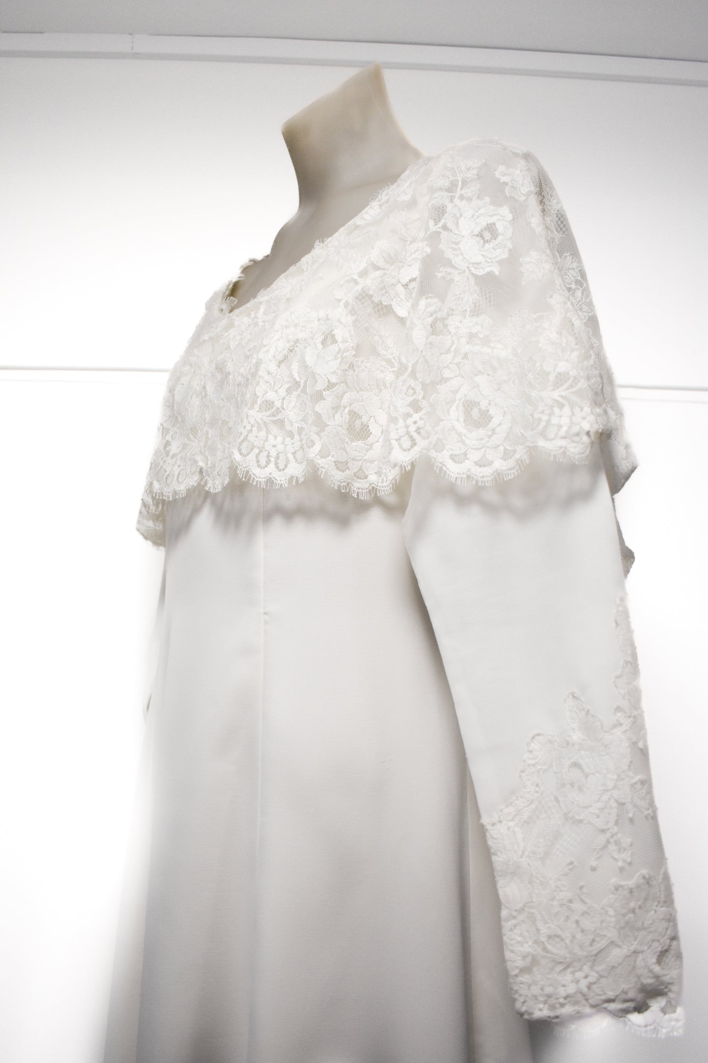 Dundee fashions vintage wedding dress