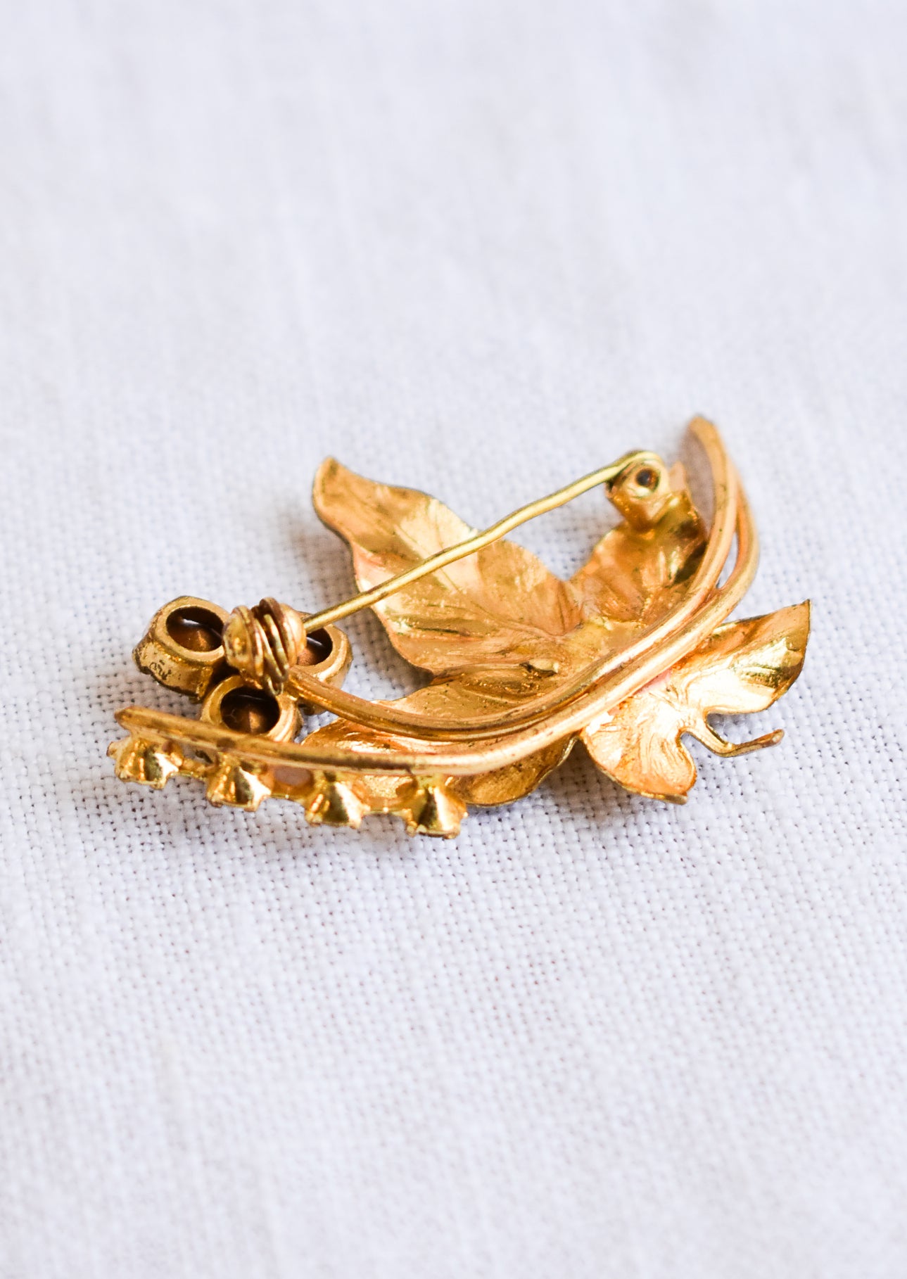 Maple leaf gold coloured broach