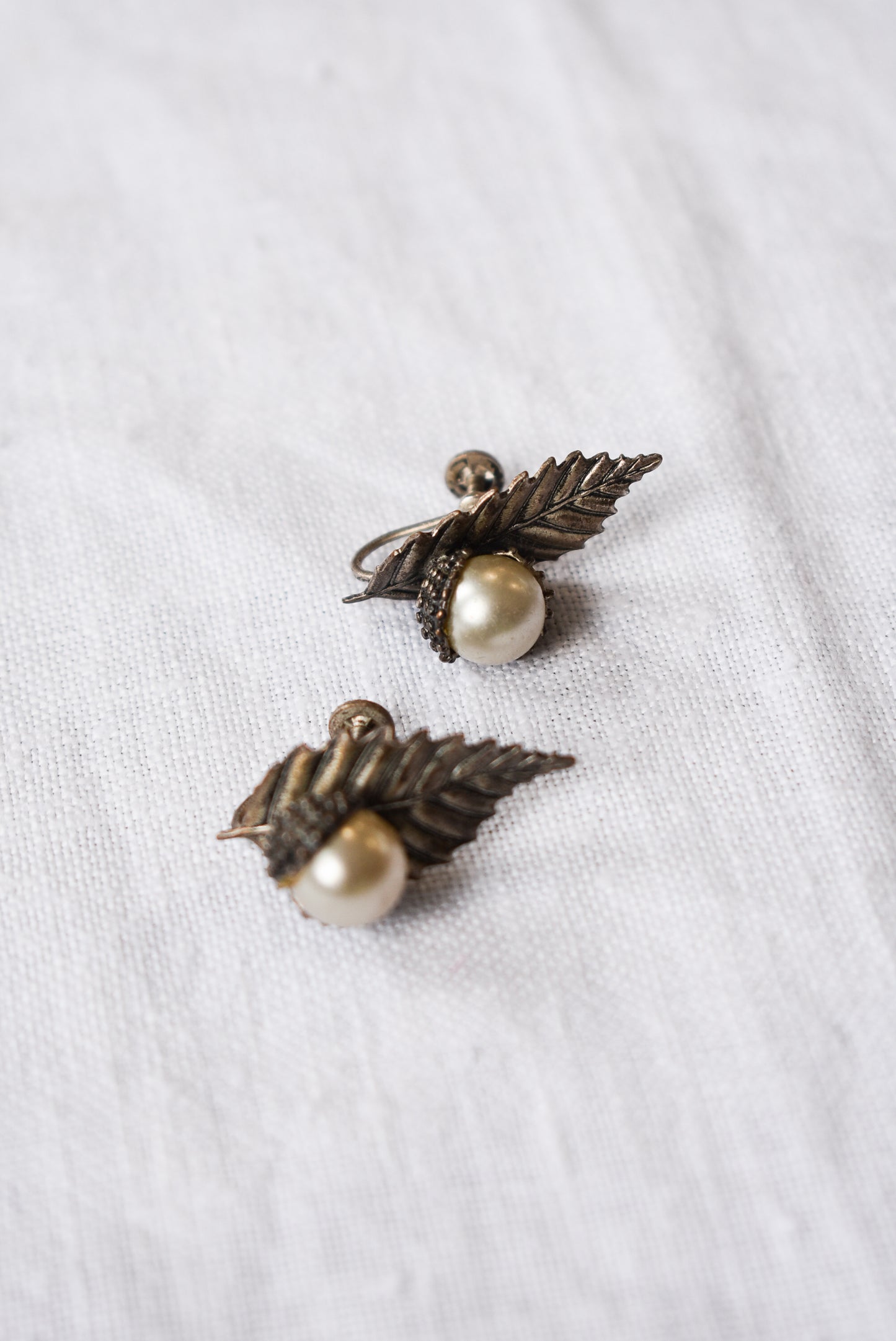 Vintage faux pearl leaf screw on earrings