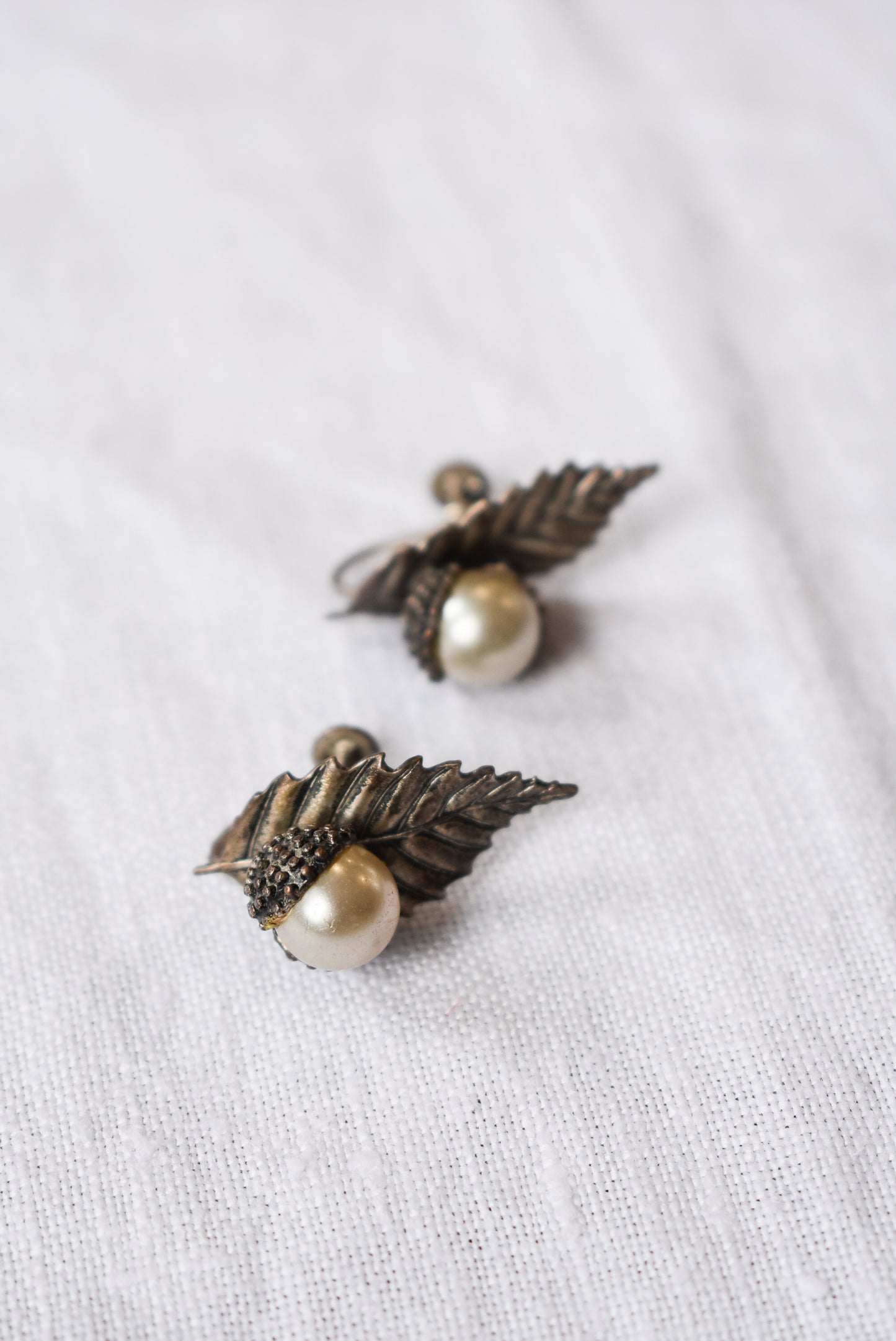 Vintage faux pearl leaf screw on earrings