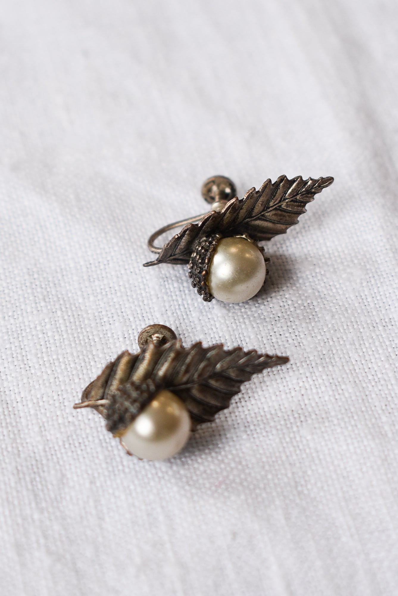 Vintage faux pearl leaf screw on earrings