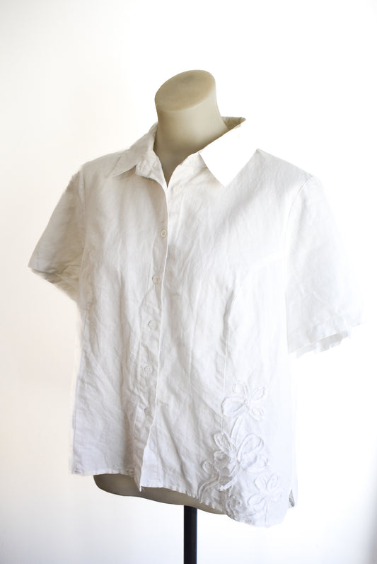 Caroline collection white flower power short sleeve button down blouse