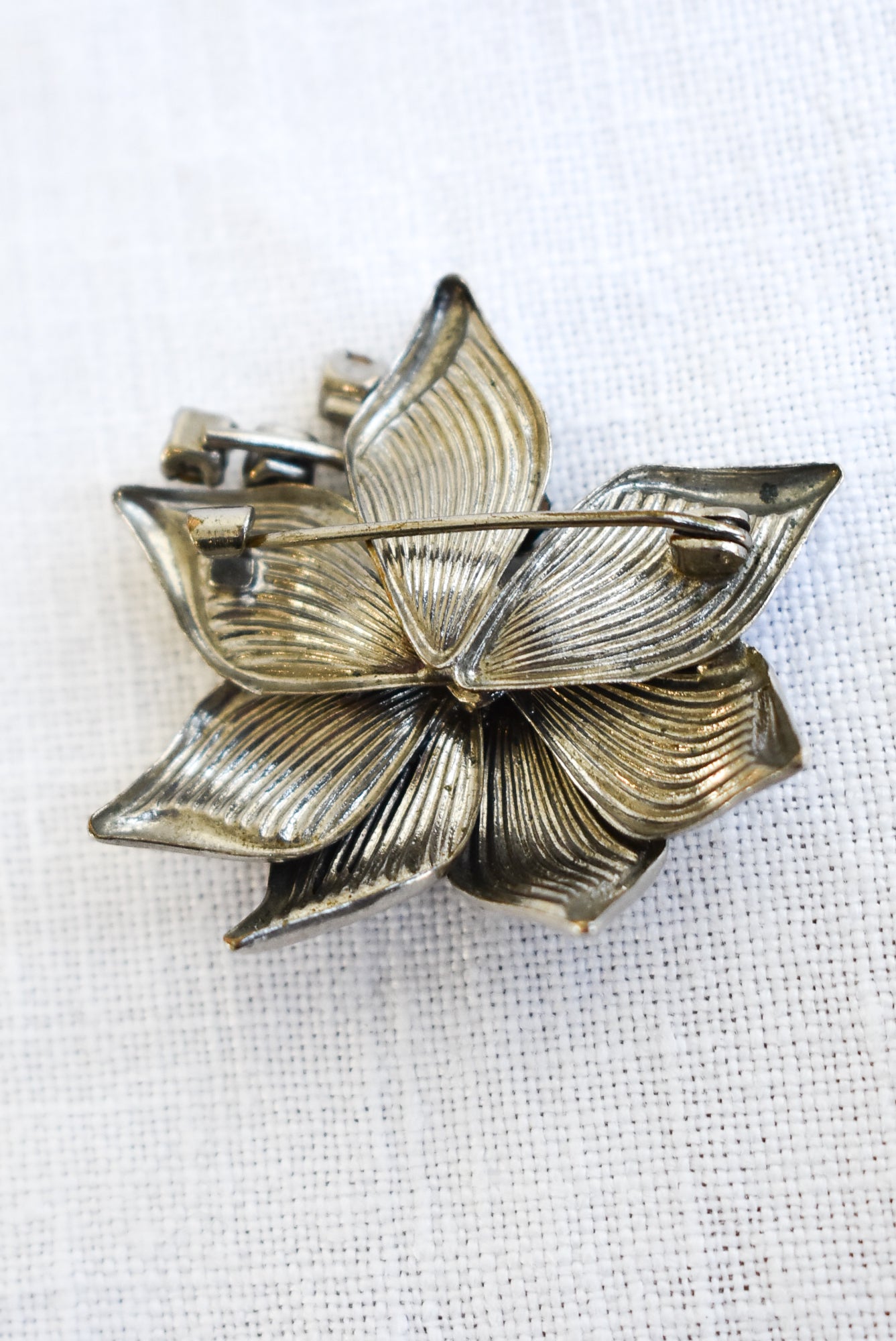 Flower power green brooch