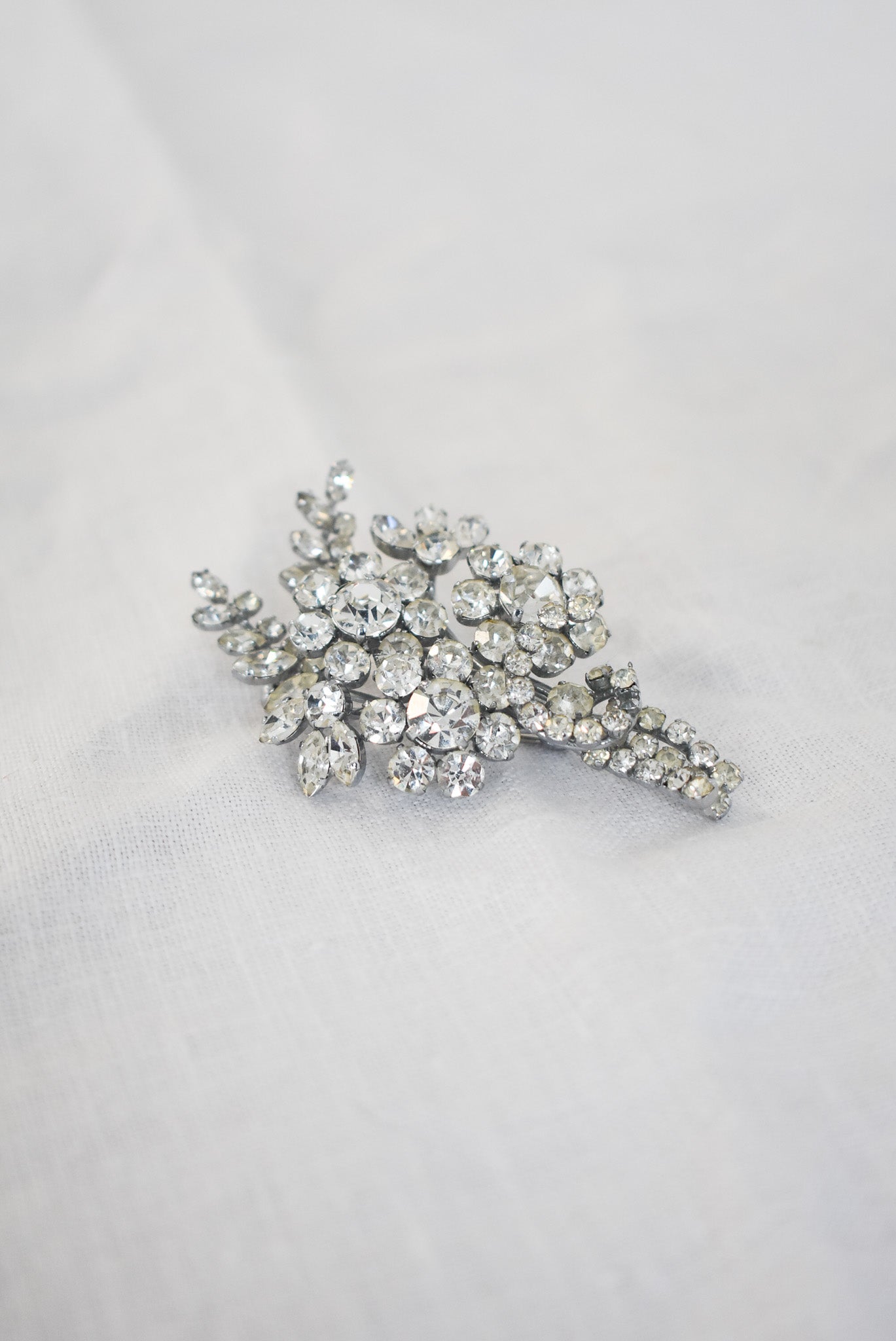 Retro sparkly spray of flowers brooch