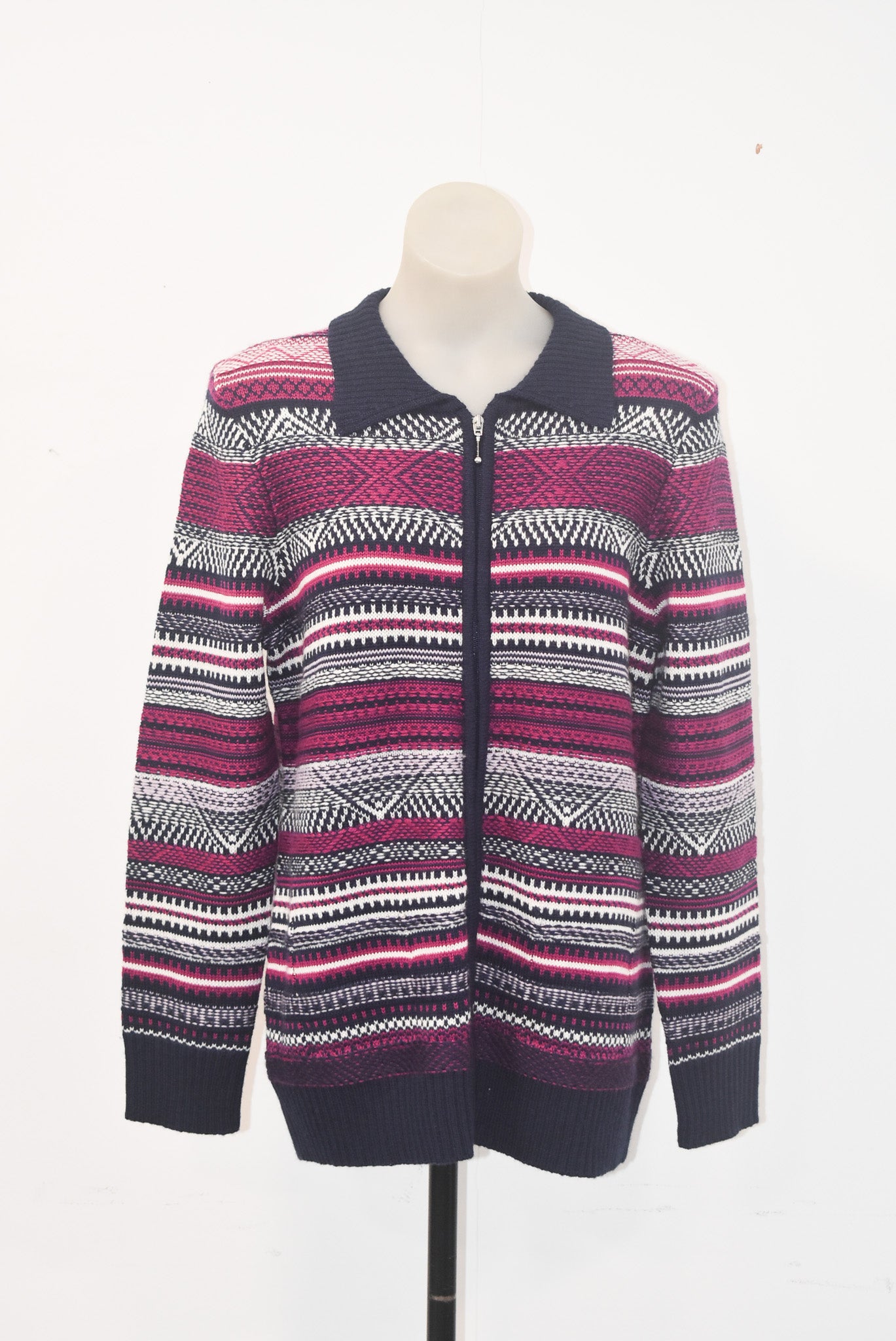 Capture European winter wonderland knitted jacket, M/L