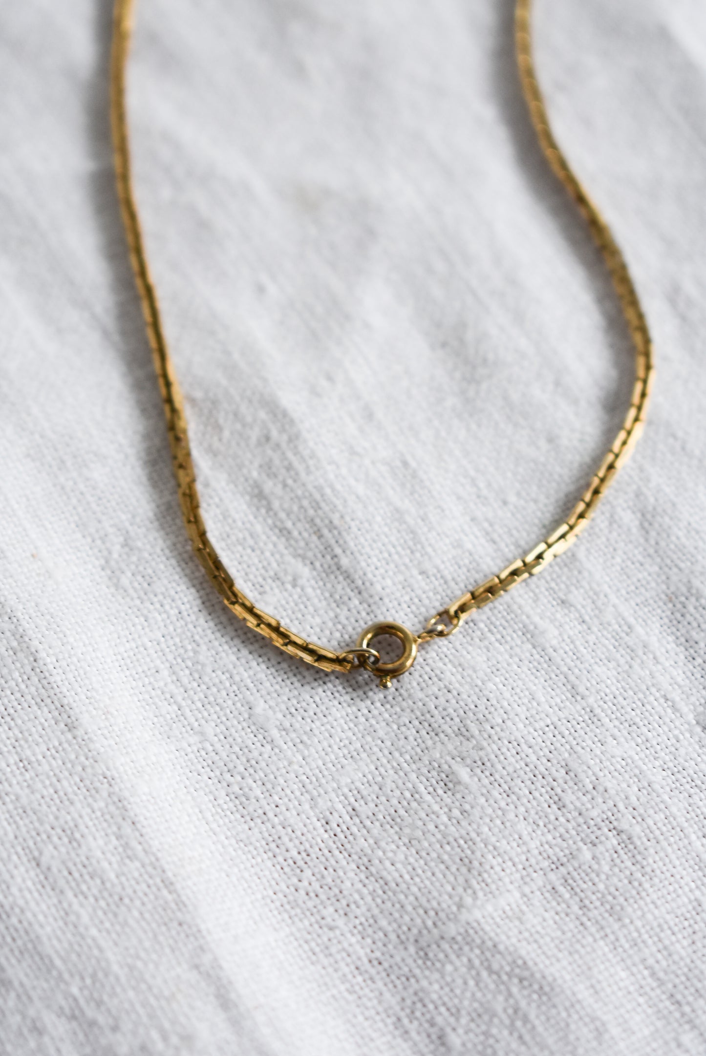 Gorgeous golden square chain