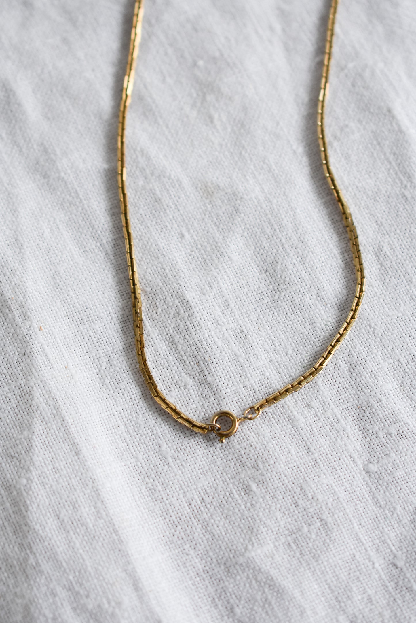 Gorgeous golden square chain