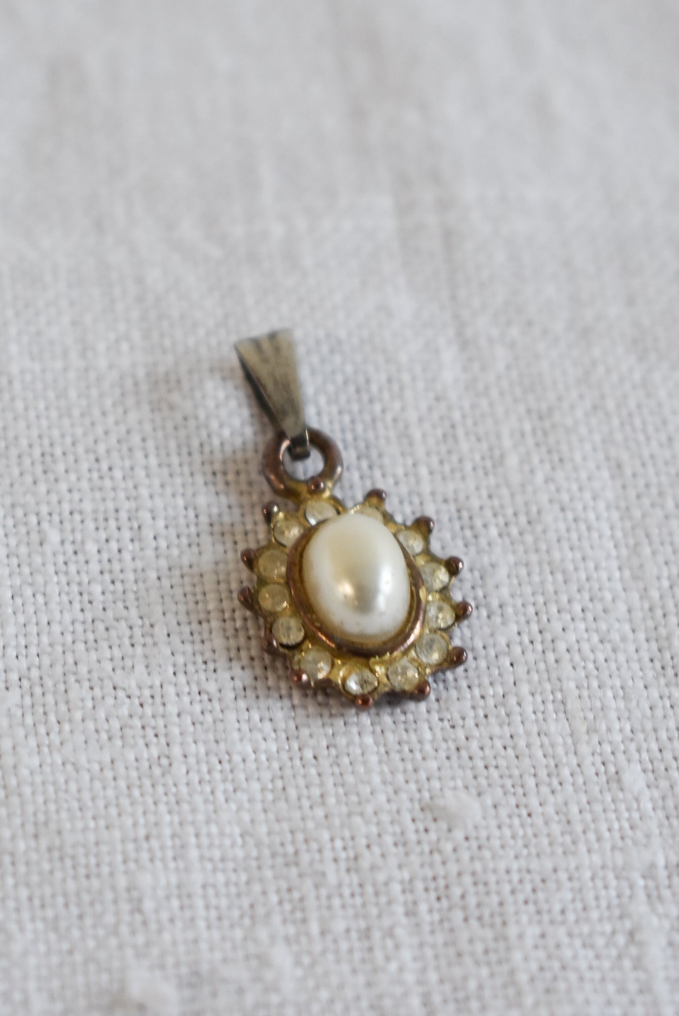 Vintage faux pearl glitzy pendant