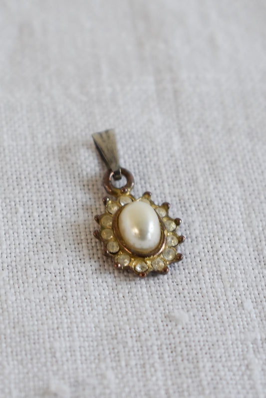 Vintage faux pearl glitzy pendant