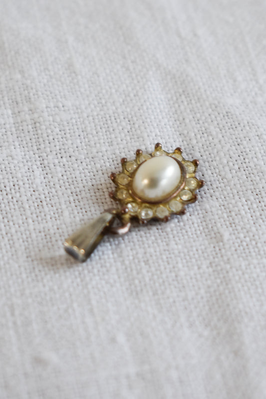 Vintage faux pearl glitzy pendant