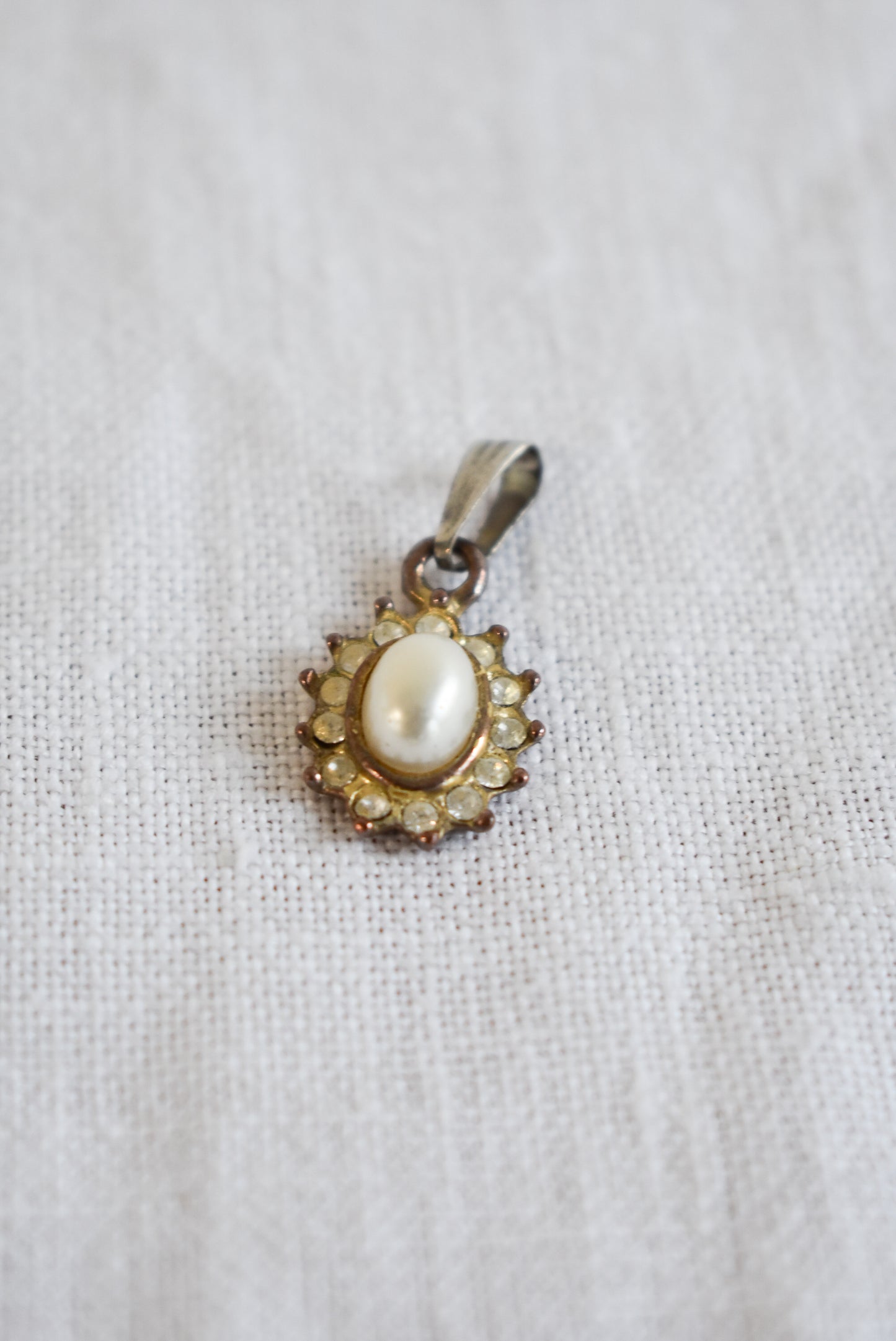 Vintage faux pearl glitzy pendant