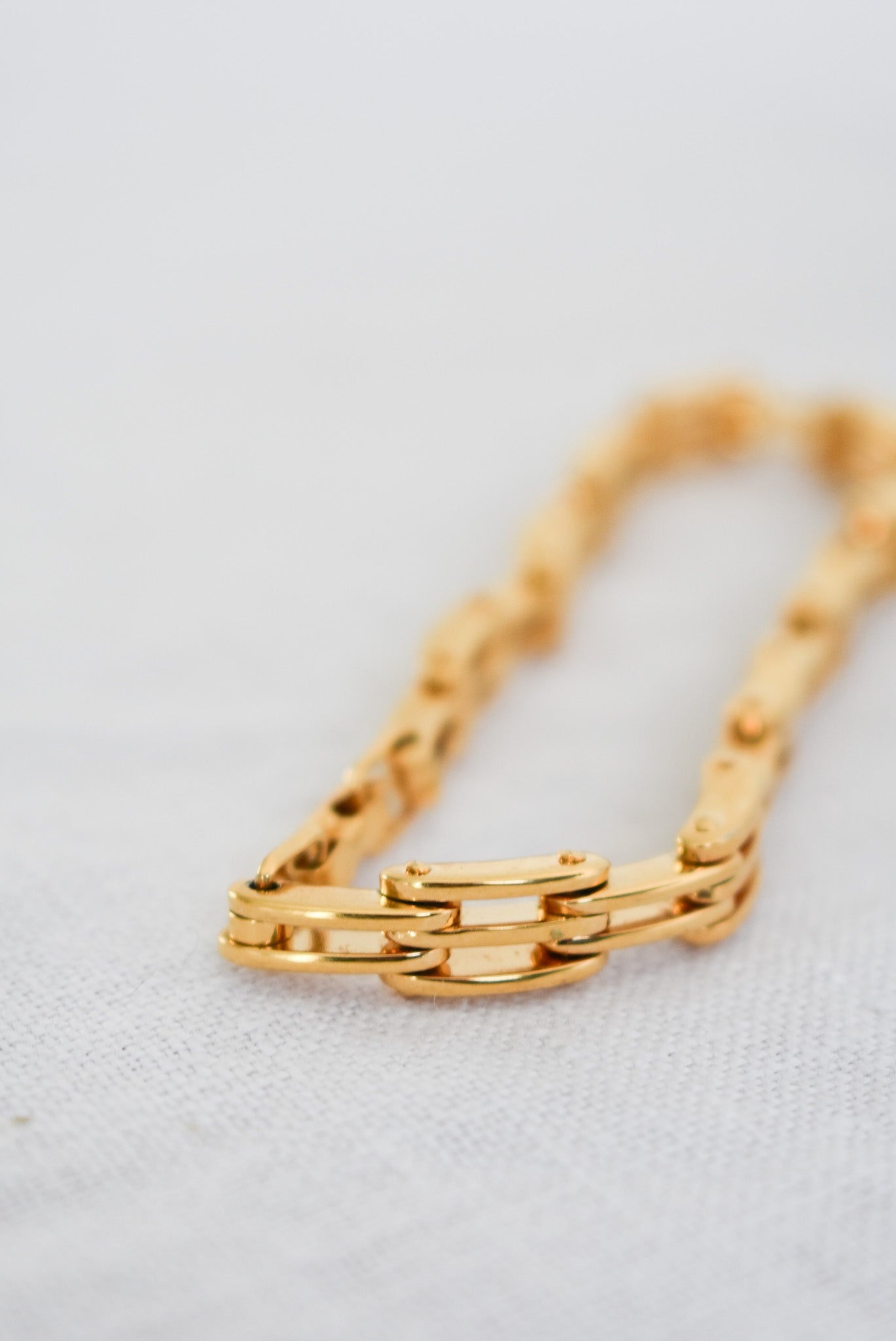 Beautifully made golden bracelet