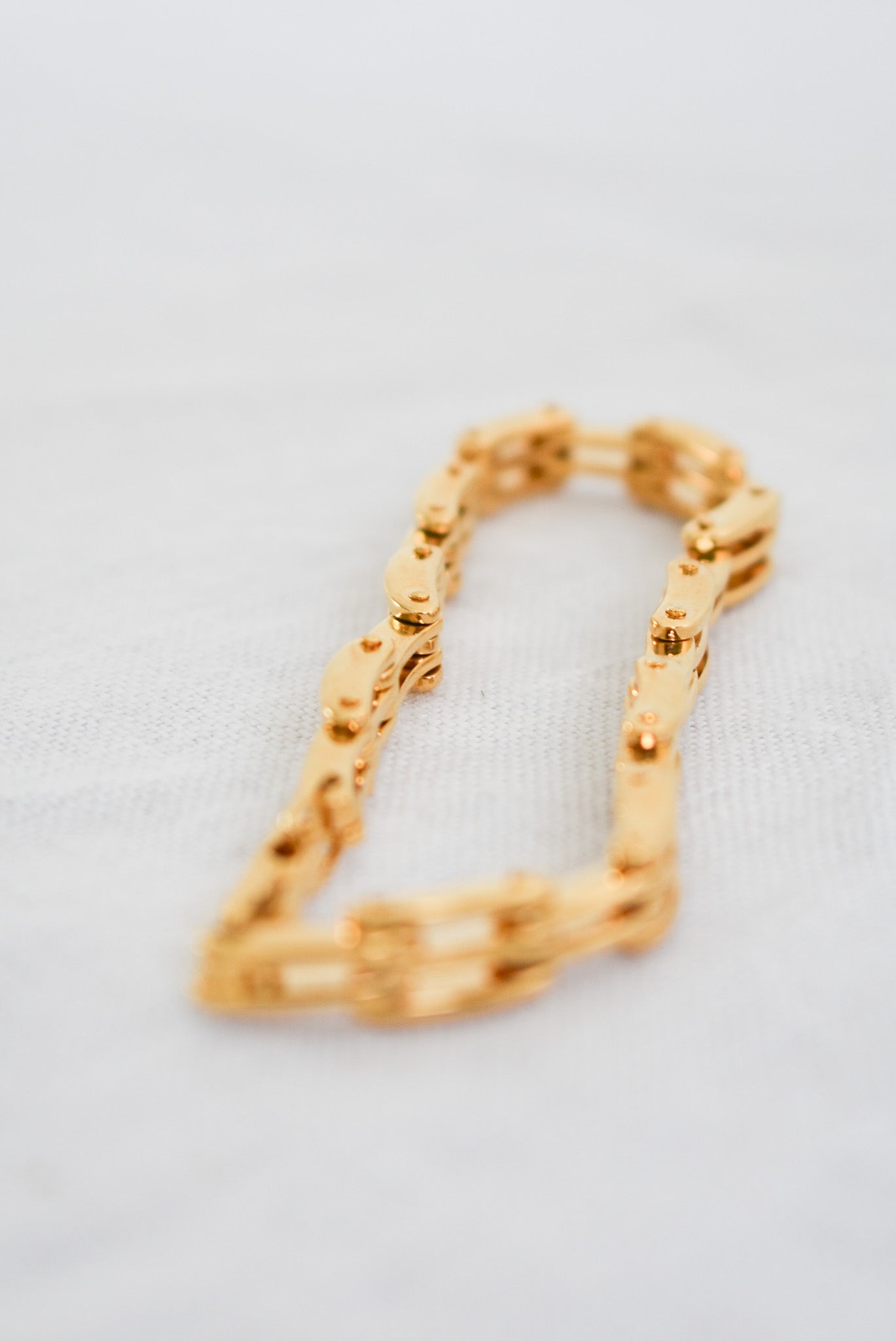 Beautifully made golden bracelet